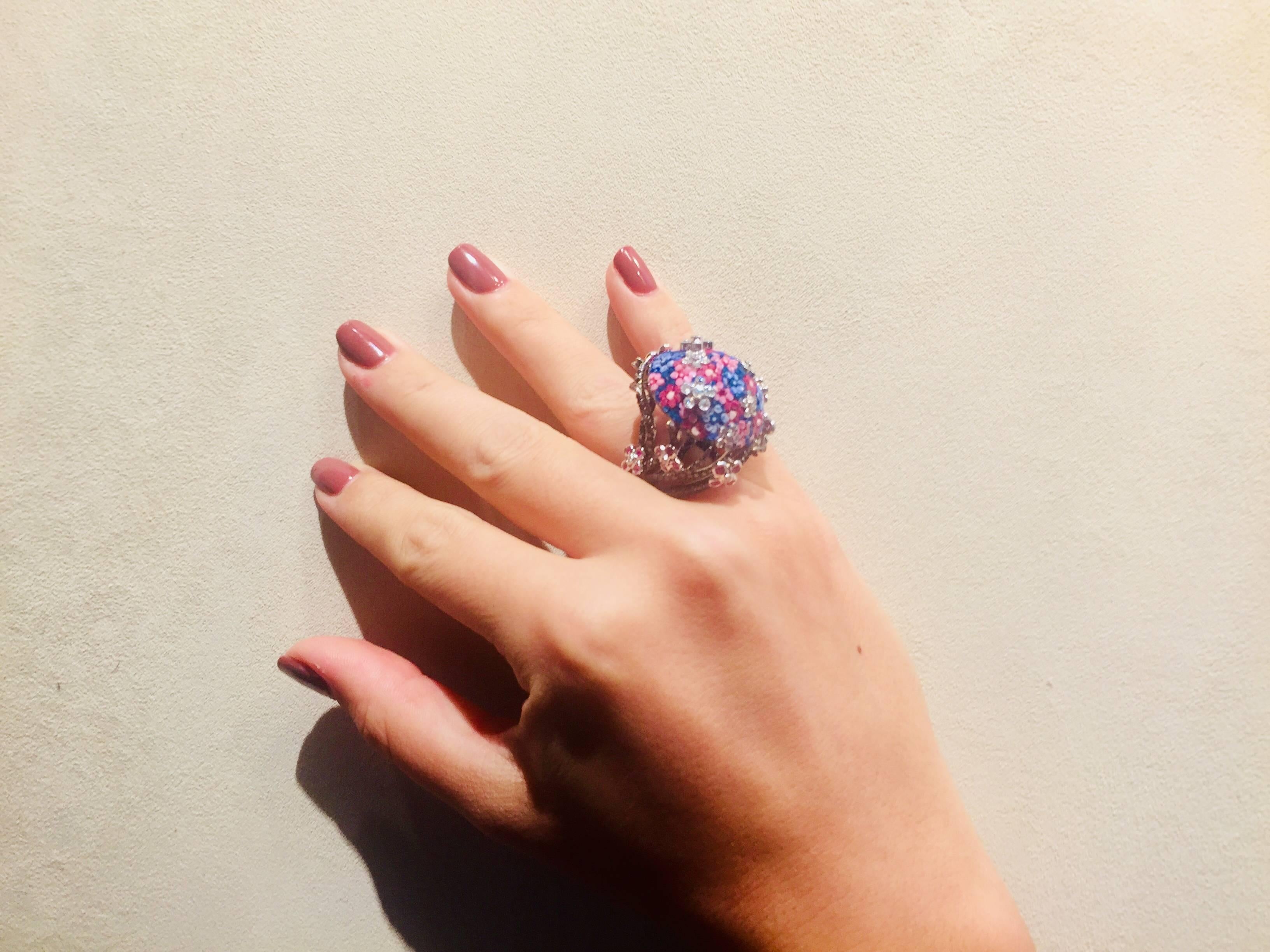 Taille brillant Bague cocktail en or noir, diamants blancs et noirs, saphirs et micro-mosaïque décorés en vente