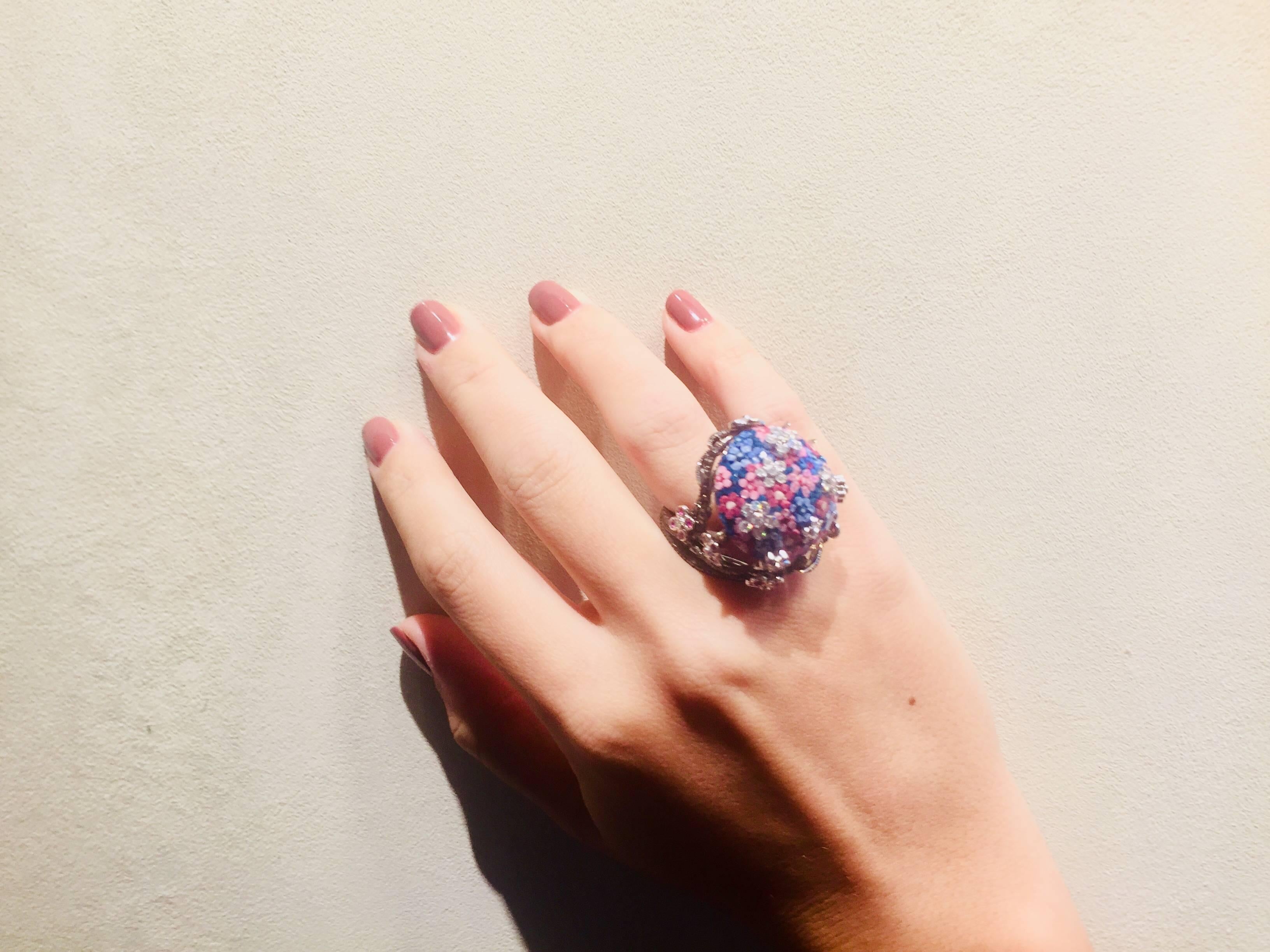 Bague cocktail en or noir, diamants blancs et noirs, saphirs et micro-mosaïque décorés Neuf - En vente à London, GB