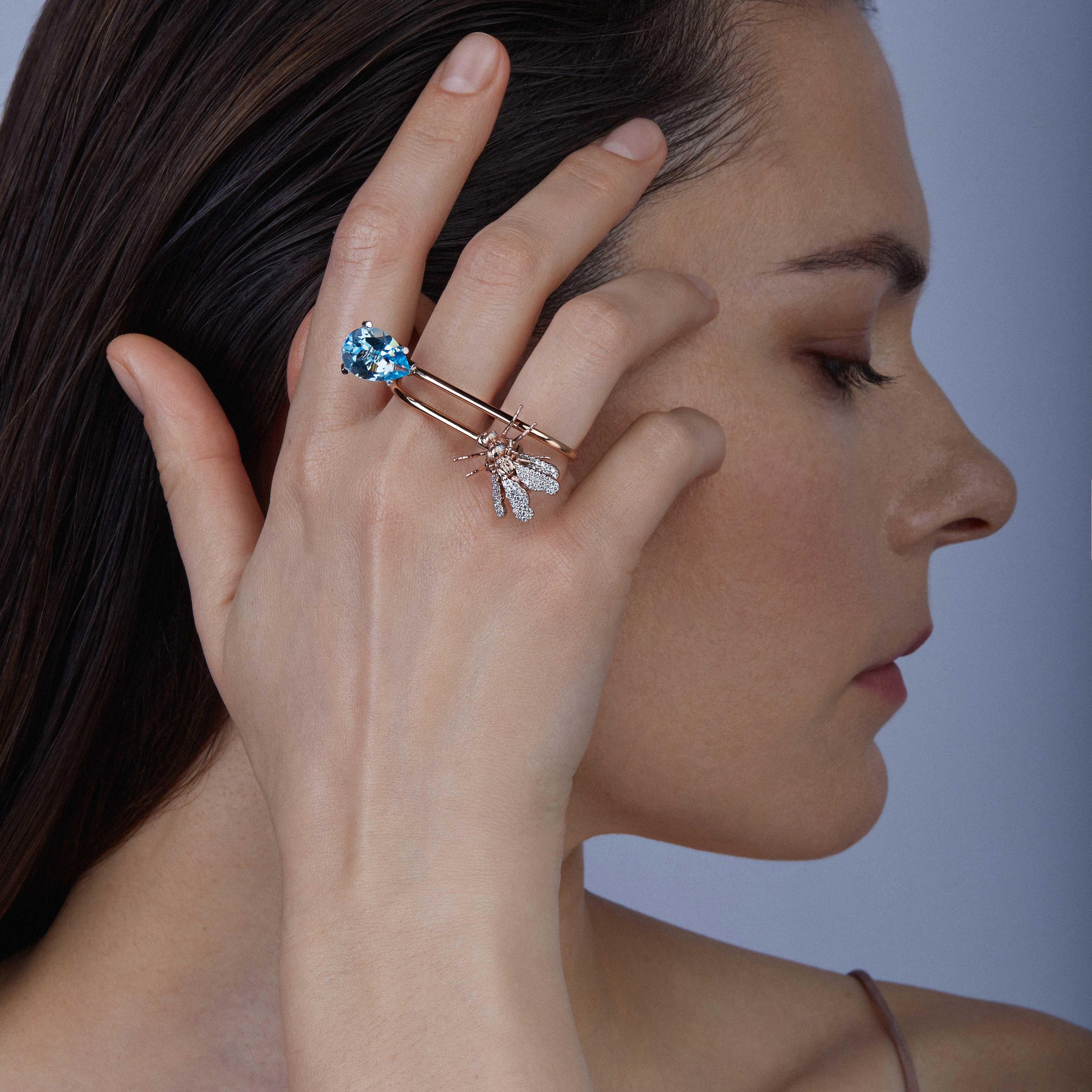Contemporain Bague à deux doigts en topaze bleue, or et diamants, 18 carats  en vente