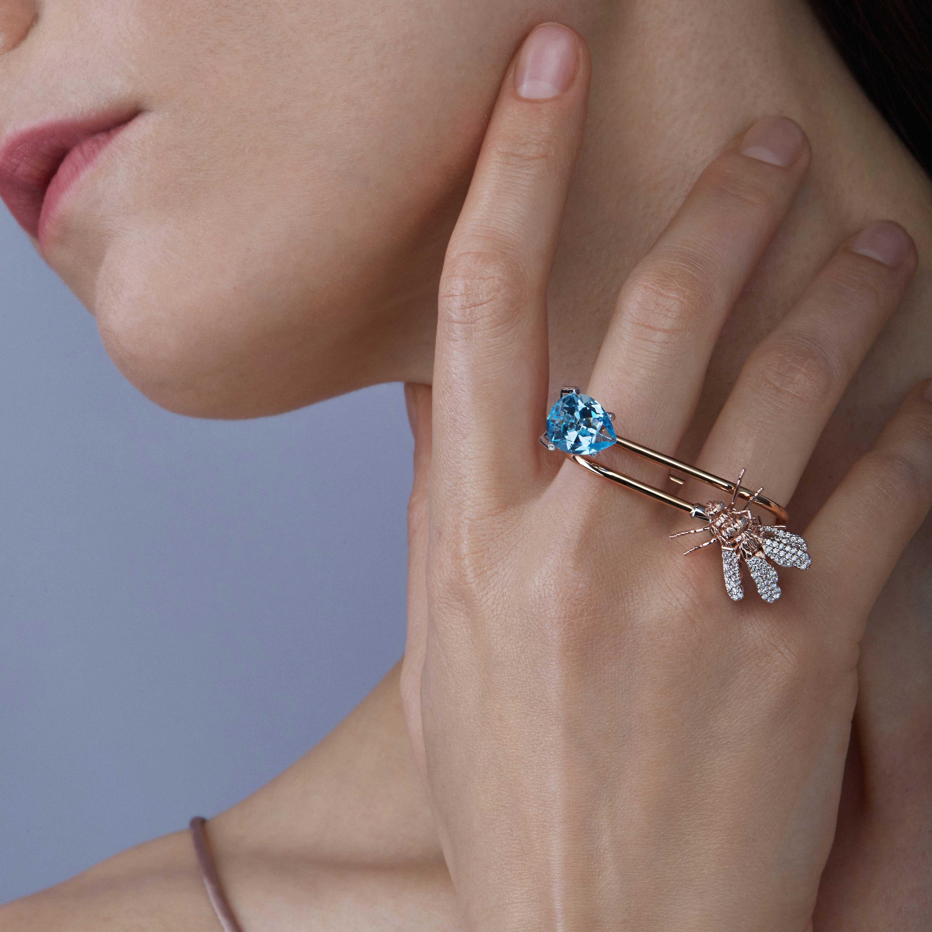 Bague à deux doigts en topaze bleue, or et diamants, 18 carats  Neuf - En vente à Barcelona, CT