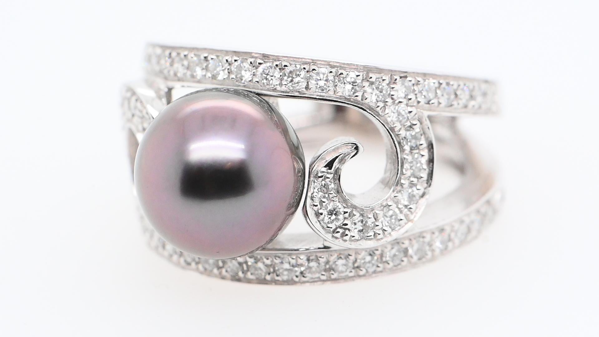 We are delighted to present this sumptuous cocktail ring in 18-carat white gold, featuring an elegant Tahitian pearl and sparkling white diamonds.

This cocktail ring is a true masterpiece of jewelry, combining the timeless elegance of Tahitian