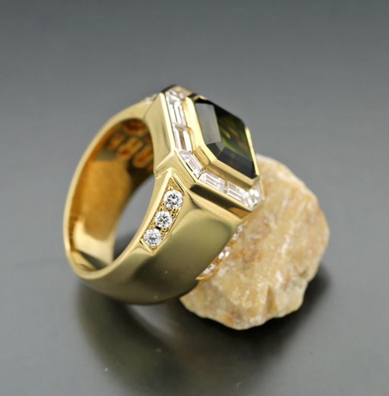 Women's or Men's Cocktail Ring Green Tourmaline Diamonds 6.09 Carat Solid 18 Karat Yellow Gold For Sale