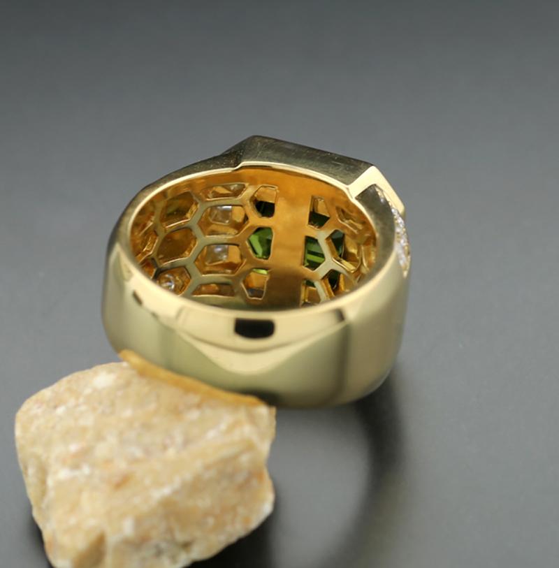 Cocktail Ring Green Tourmaline Diamonds 6.09 Carat Solid 18 Karat Yellow Gold For Sale 1