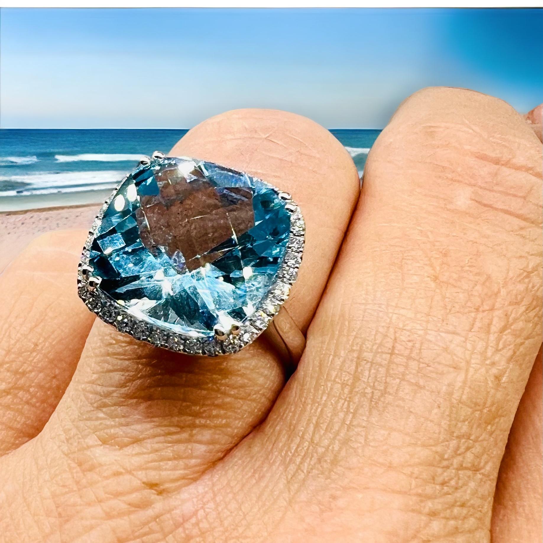 Impressive cocktail ring in 18-carat white gold set with a magnificent blue topaz with a thousand reflections like a sparkling pure water, surrounded by a paving of brilliants

Total weight of the ring: 3.50 grams

Finger circumference of the ring