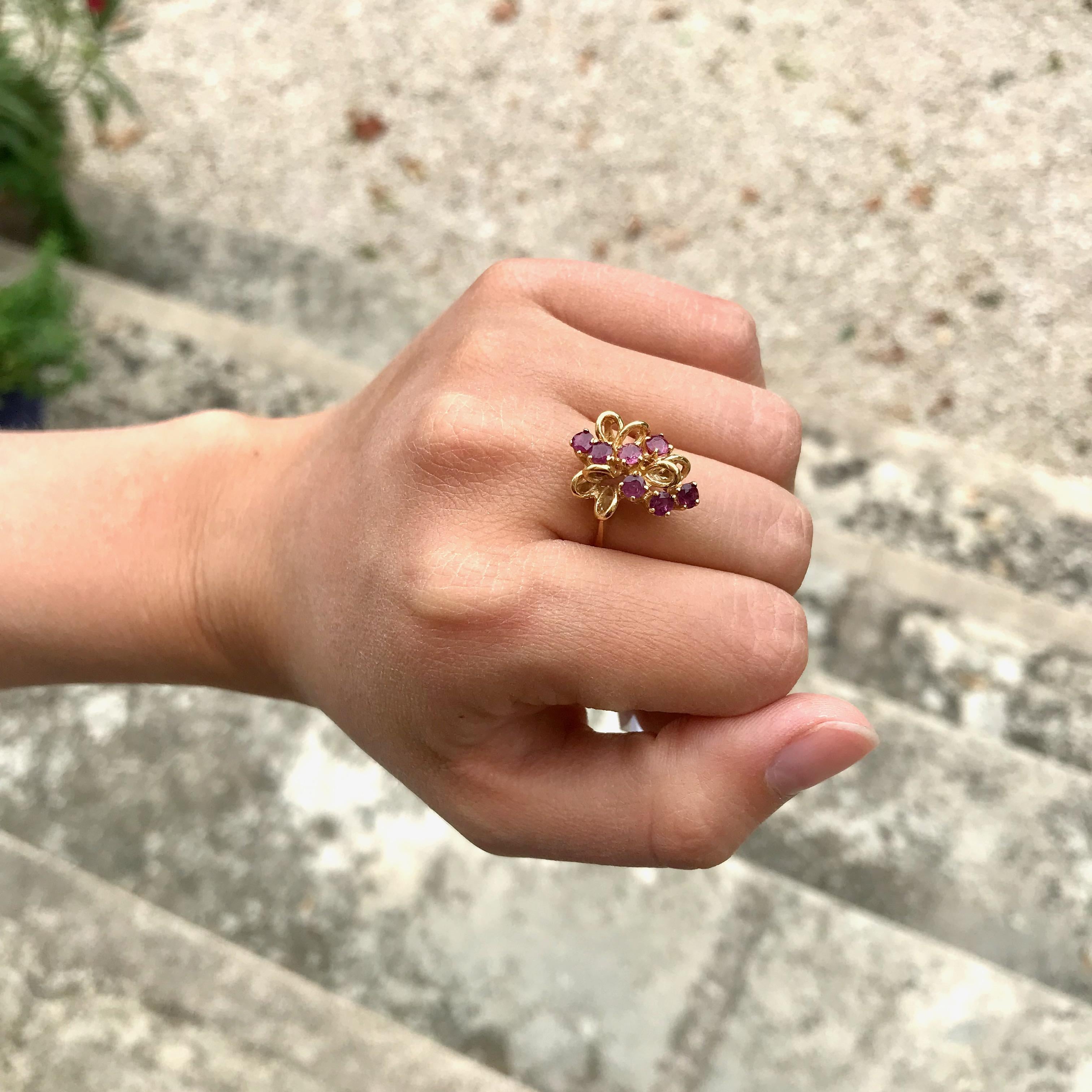 Ring aus 18 Kt Gelbgold mit einer stilisierten Traube, die mit 7 rosa Steinen besetzt ist. Ca. 1970er Jahre.
Einige Anzeichen von Verschleiß auf dem Gold und Steine.
Adlerkopfpunze für 18-karätiges Gold. Meisterzeichen.
Hergestellt in Frankreich 
FR