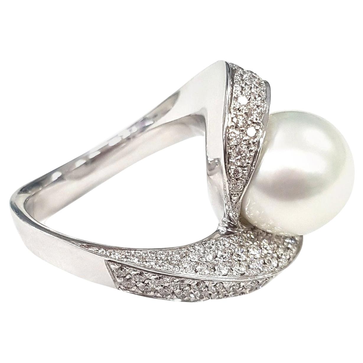 Contemporary 21st Century 18 Karat White Gold Pearl and Diamond Cocktail Ring with a Twist For Sale