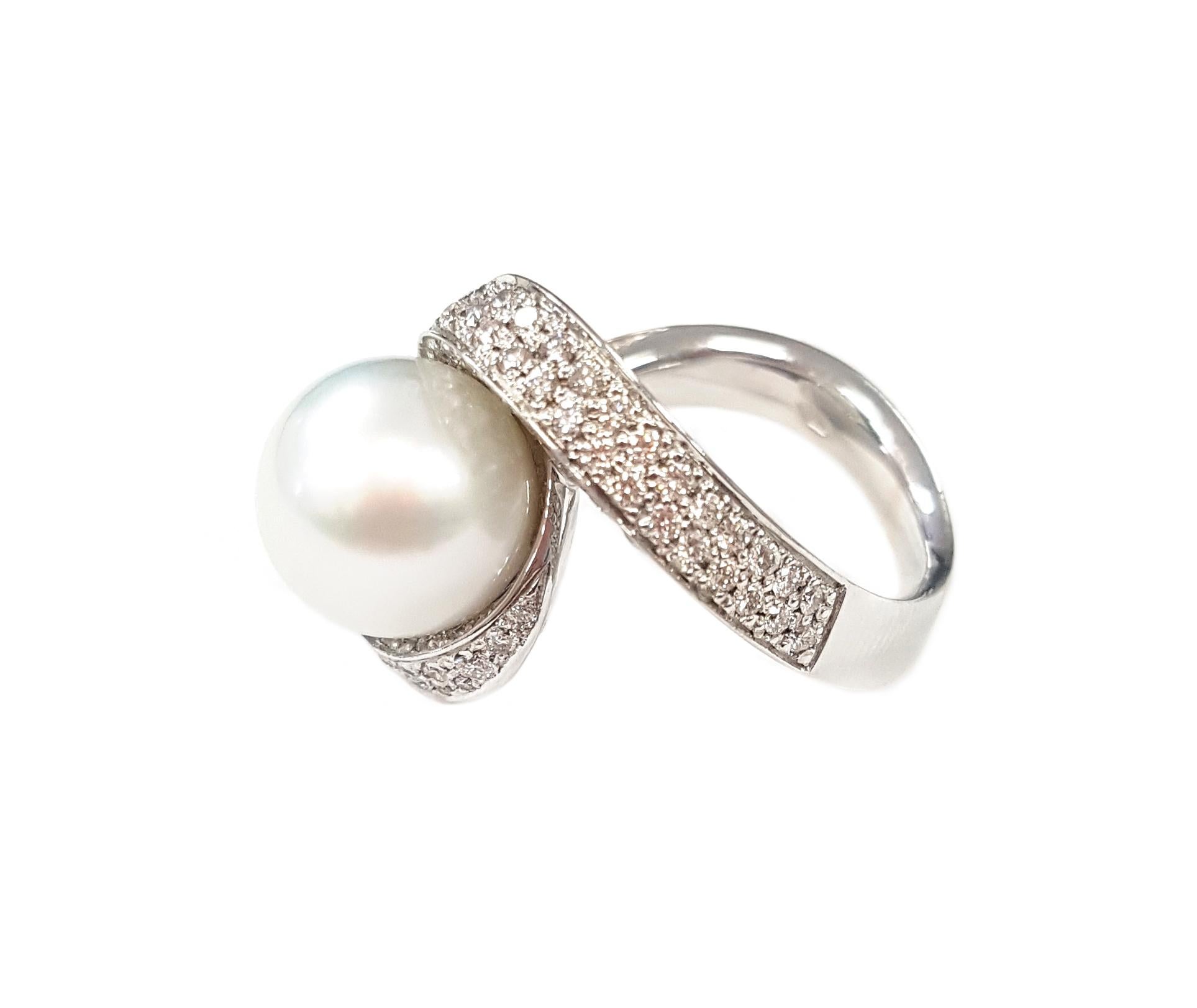 Round Cut 21st Century 18 Karat White Gold Pearl and Diamond Cocktail Ring with a Twist For Sale