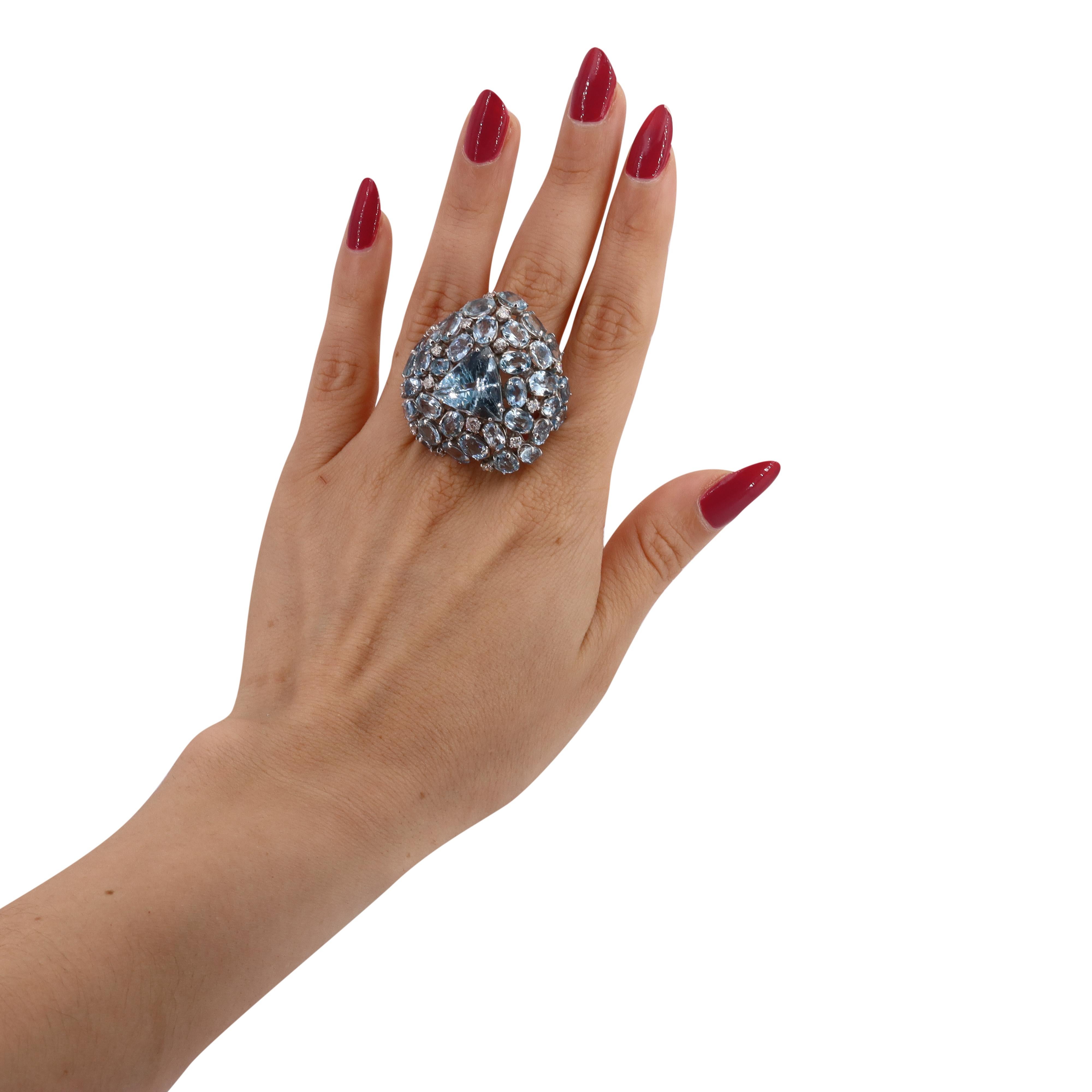 Cocktailring aus 18k Weißgold. Akzentuiert mit natürlichen Aquamarinen mit einem Gewicht von etwa 34,5 Karat. Verziert mit rund geschliffenen Diamanten von ca. 0,90 Karat. H-I abgestufte Farbe. Reinheit VS2.

Schmücken Sie Ihre Hand mit diesem