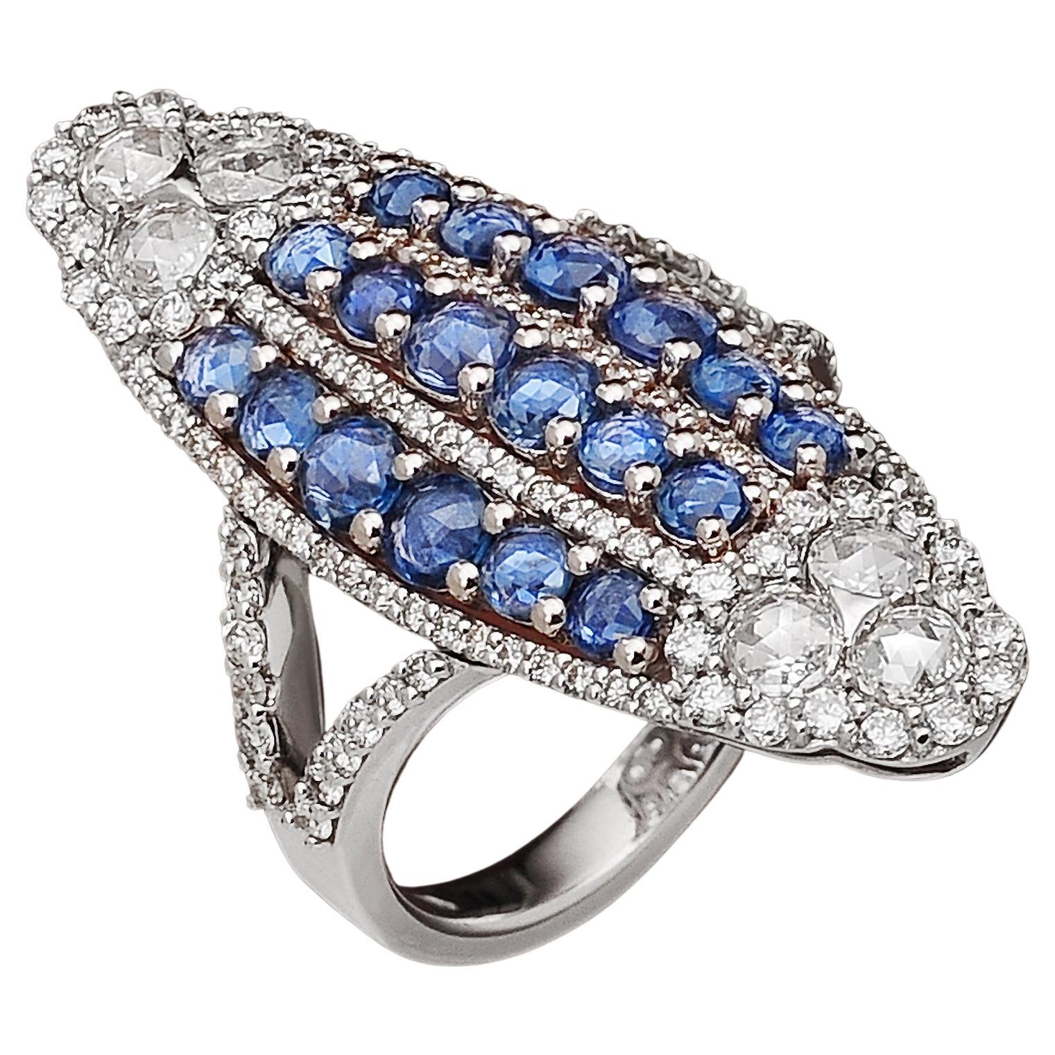 Bague de cocktail en or blanc 18Kt, 1, 75 cts de diamants et 2, 35 saphirs bleus  en vente