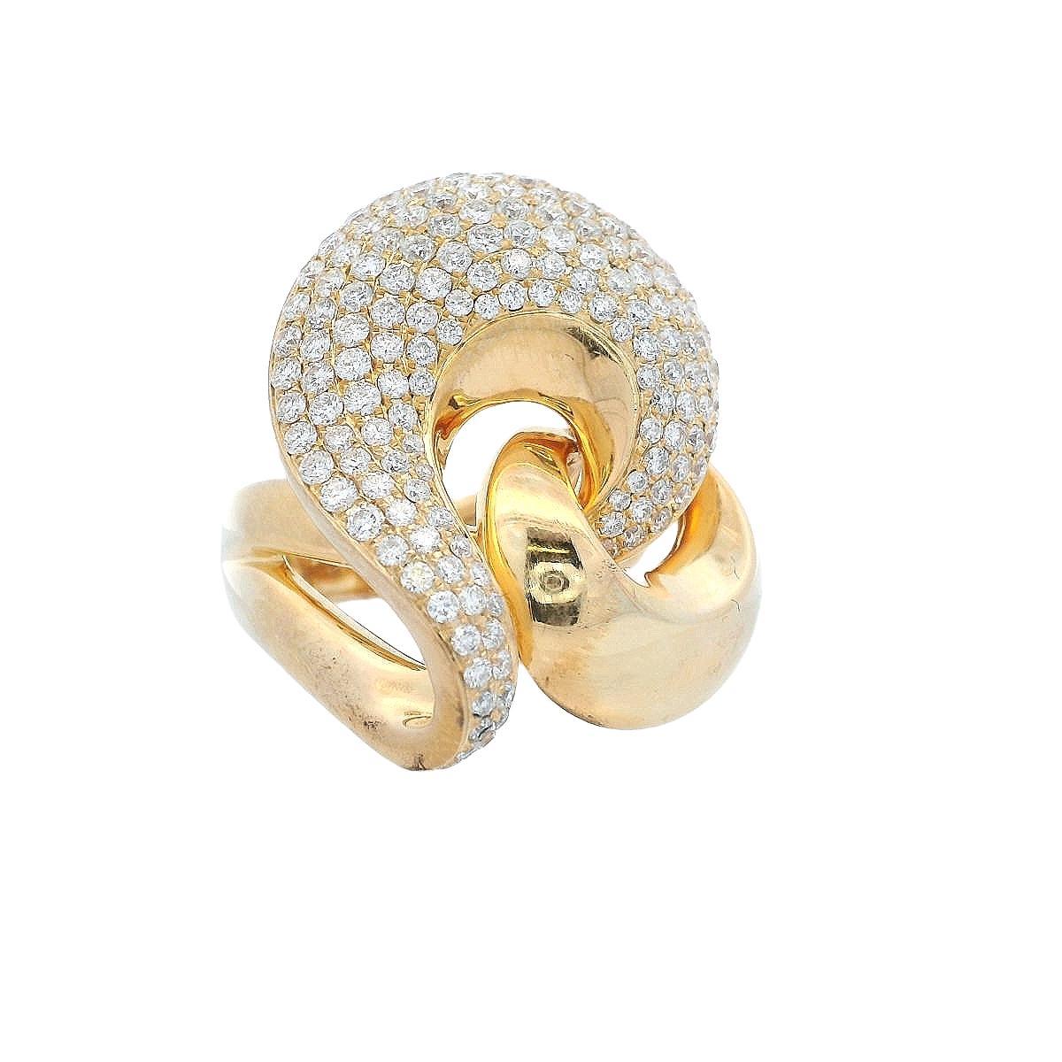 Contemporary Cocktail Ring in 18kt yellow Gold with 3.00 CTW in Diamonds