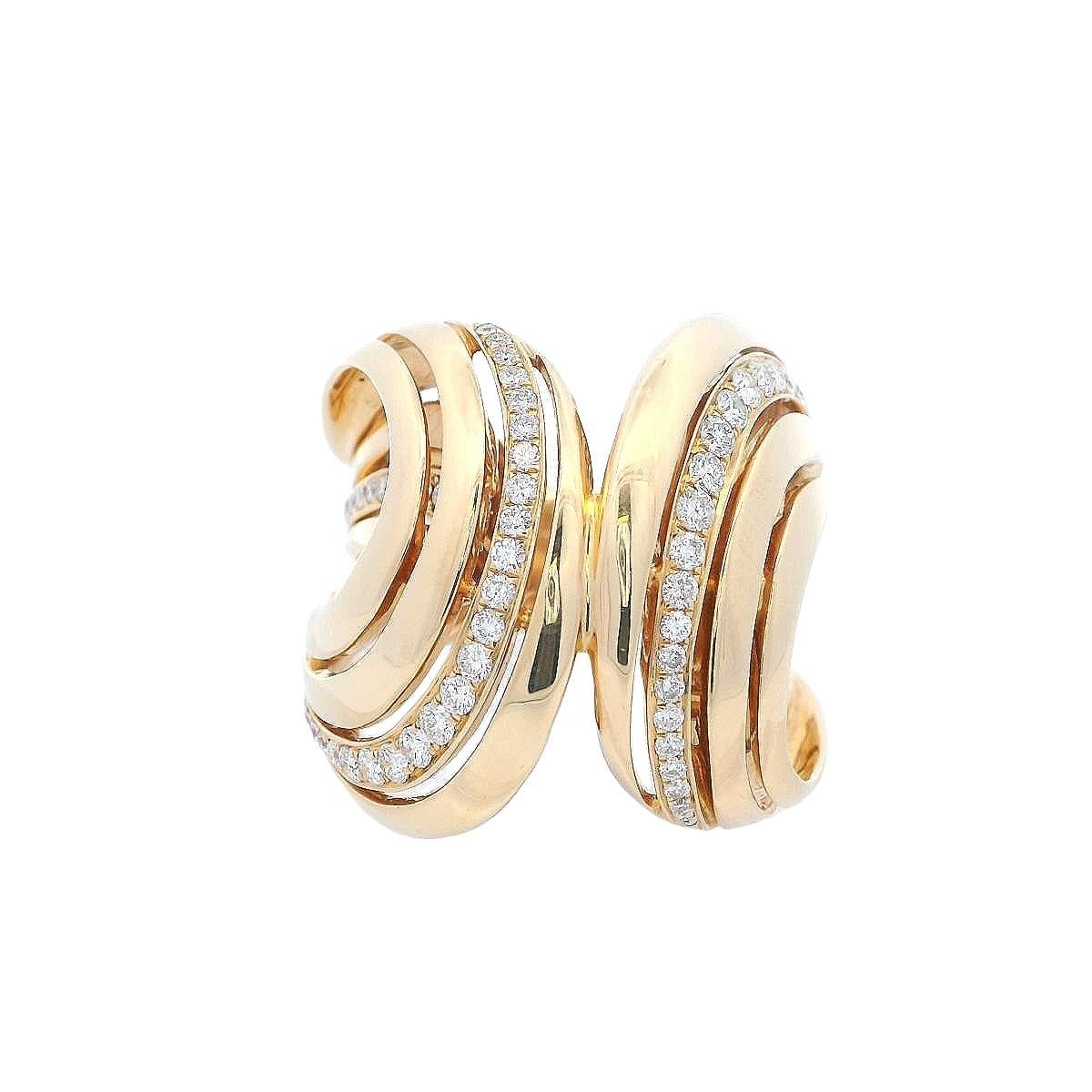 Entdecken Sie die Eleganz unseres Contemporary Cocktail Rings, der in strahlendem 18-karätigem Gelbgold gefertigt ist. Dieses auffällige Stück ist mit 50 fachmännisch gefassten Diamanten im Rundschliff mit einem Gesamtgewicht von ca. 1,05 Karat
