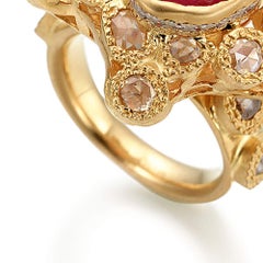 Anillo de cóctel de oro amarillo de 20 quilates con rubí de 4,08 quilates y diamantes