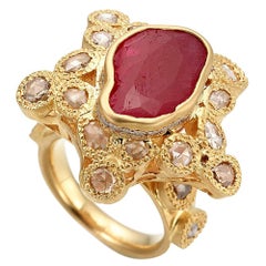 Anillo de cóctel de oro amarillo de 20 quilates con rubí de 4,08 quilates y diamantes