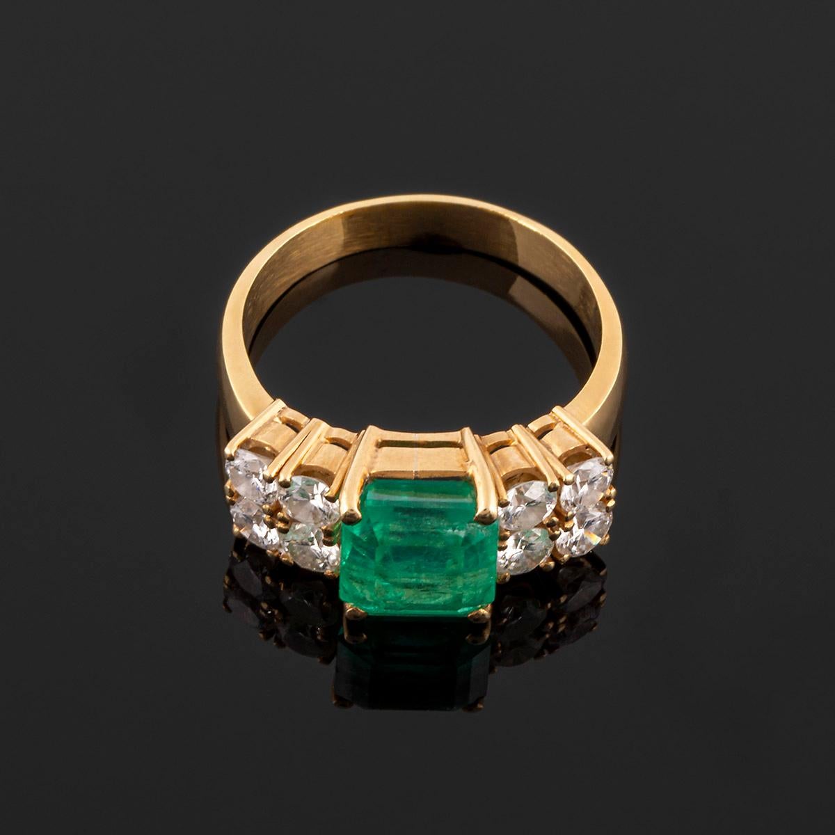 Gold ring with Colombian emerald (emeral cut) and 8 diamonds (brilliant cut). Matching clamper bracelet available. Total weight 7.68 gr.