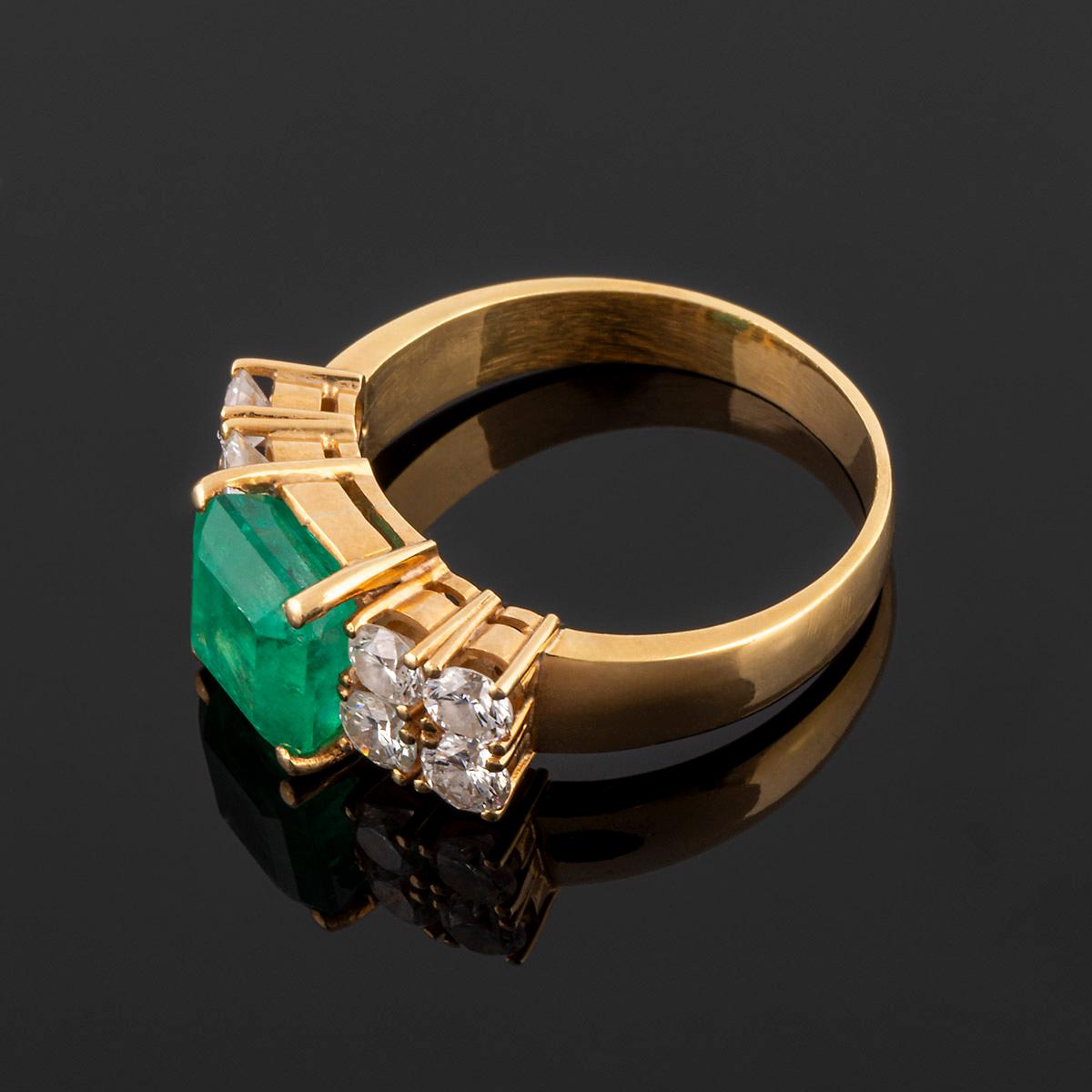 Modern Cocktail ring in gold and Colombian emeralds and diamondst4. For Sale