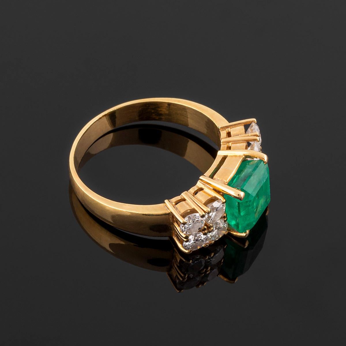 Emerald Cut Cocktail ring in gold and Colombian emeralds and diamondst4. For Sale