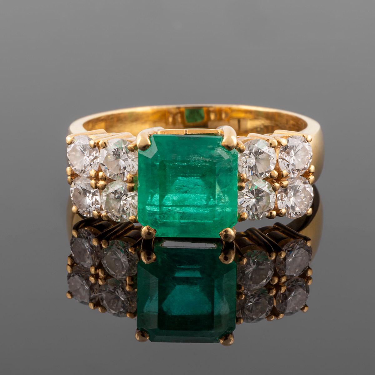 Cocktail ring in gold and Colombian emeralds and diamondst4. For Sale 1