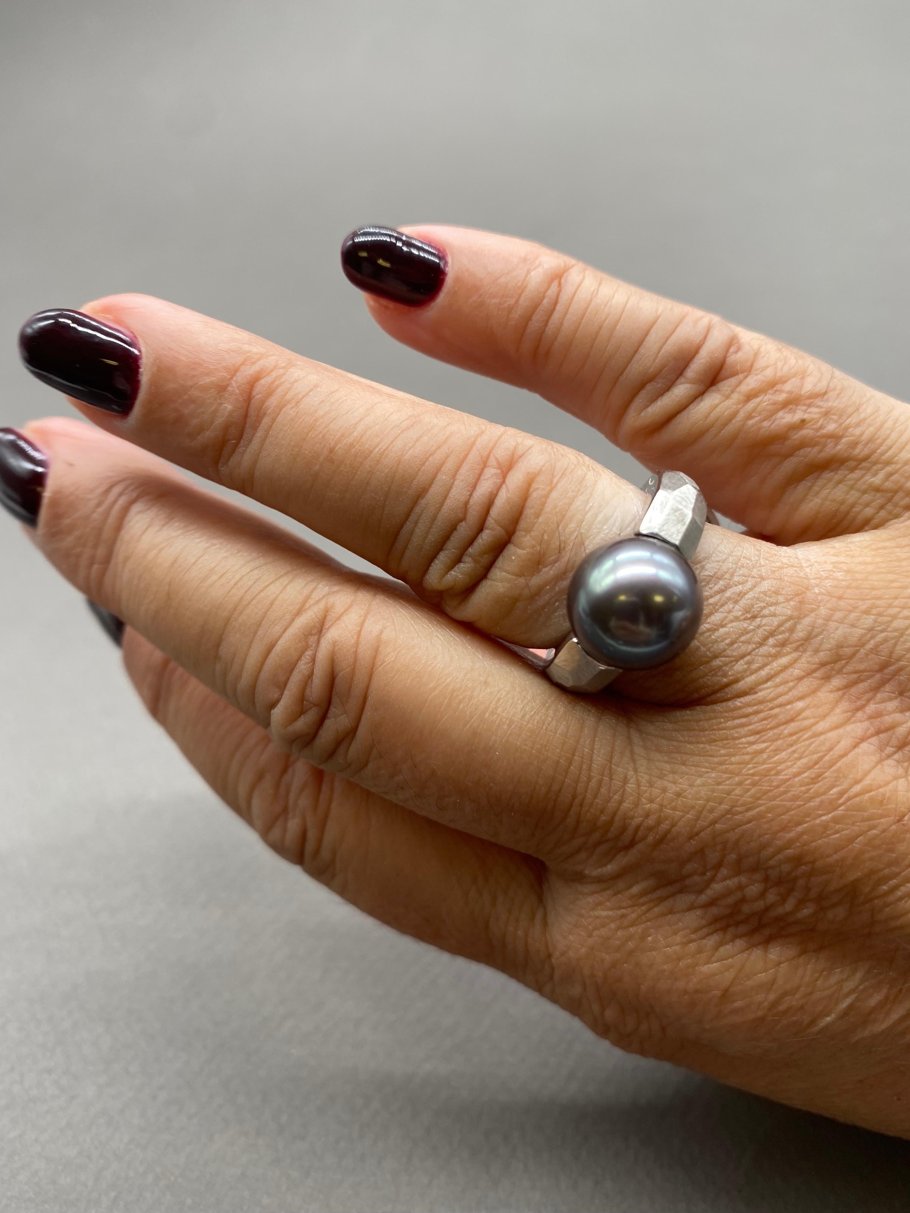 Modern Cocktail Ring in Grey Gold and Tahiti Pearl For Sale