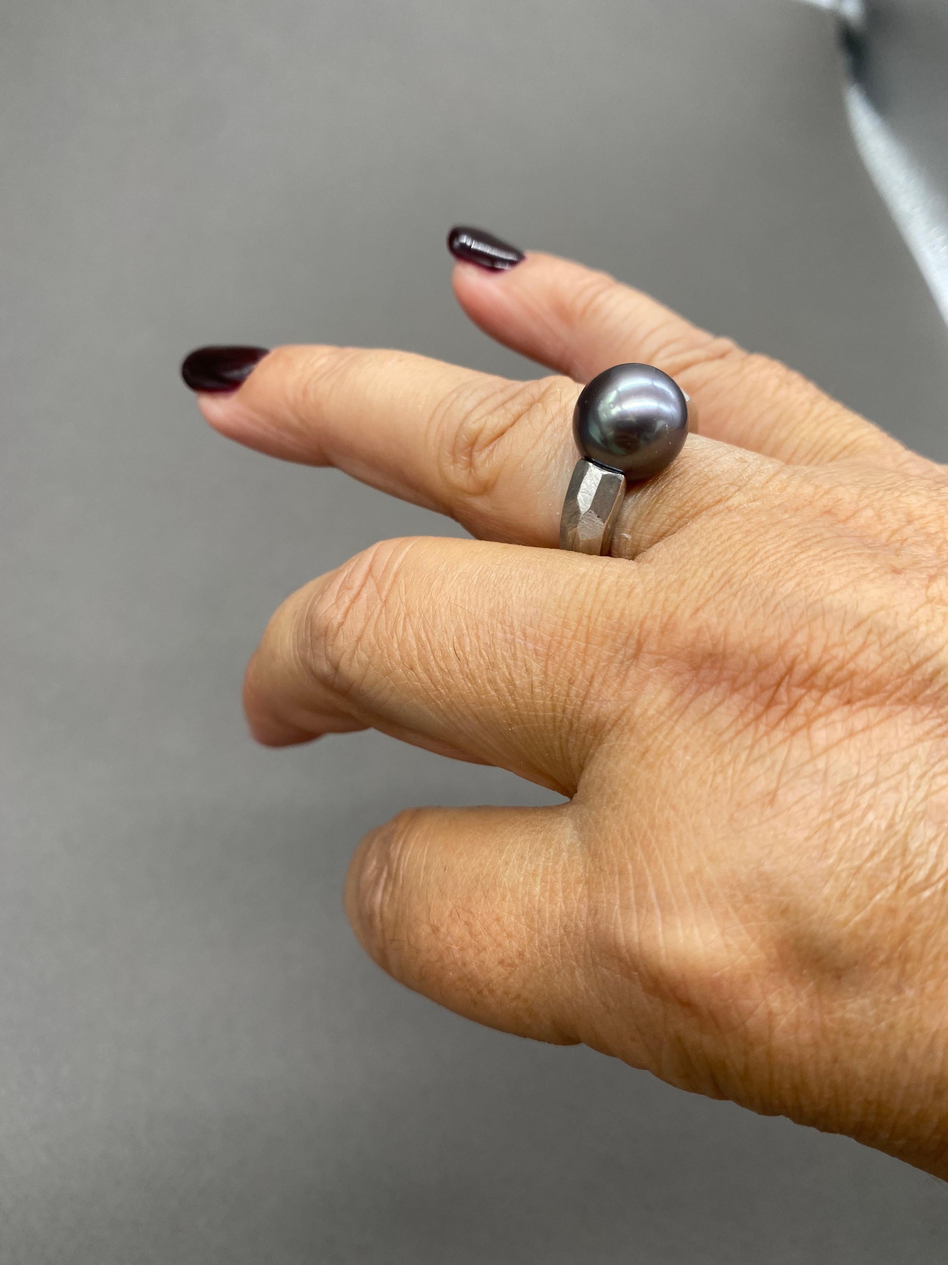 Cocktail Ring in Grey Gold and Tahiti Pearl For Sale 1