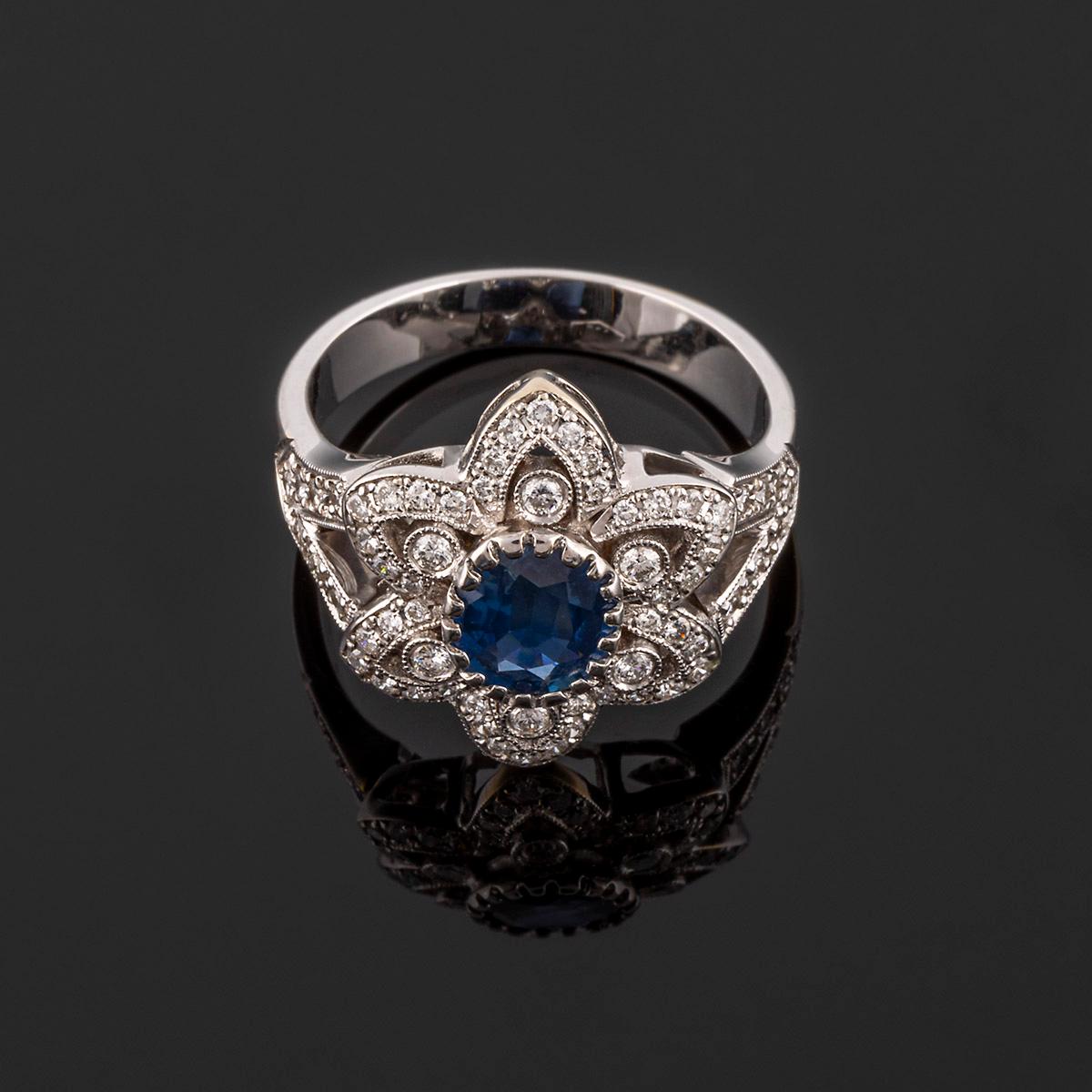 Cocktail ring in white gold, blue sapphire and diamonds (briliant cut). Total weight 8.75 gr.

This piece is part of a set, earrings with the same design are available. Get in touch for the best price if purchased together.