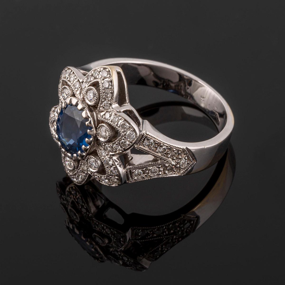 Modern Cocktail ring in white gold, blue sapphire and diamonds. For Sale
