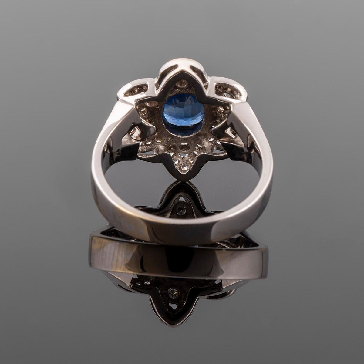 Brilliant Cut Cocktail ring in white gold, blue sapphire and diamonds. For Sale