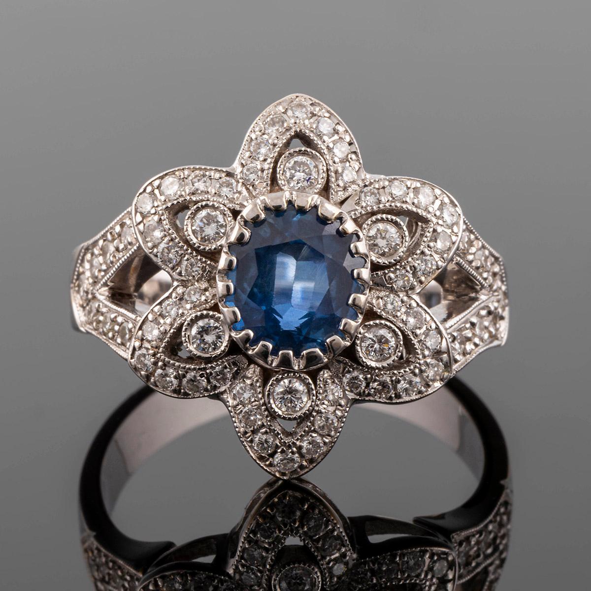 Cocktail ring in white gold, blue sapphire and diamonds. In Good Condition For Sale In MADRID, ES