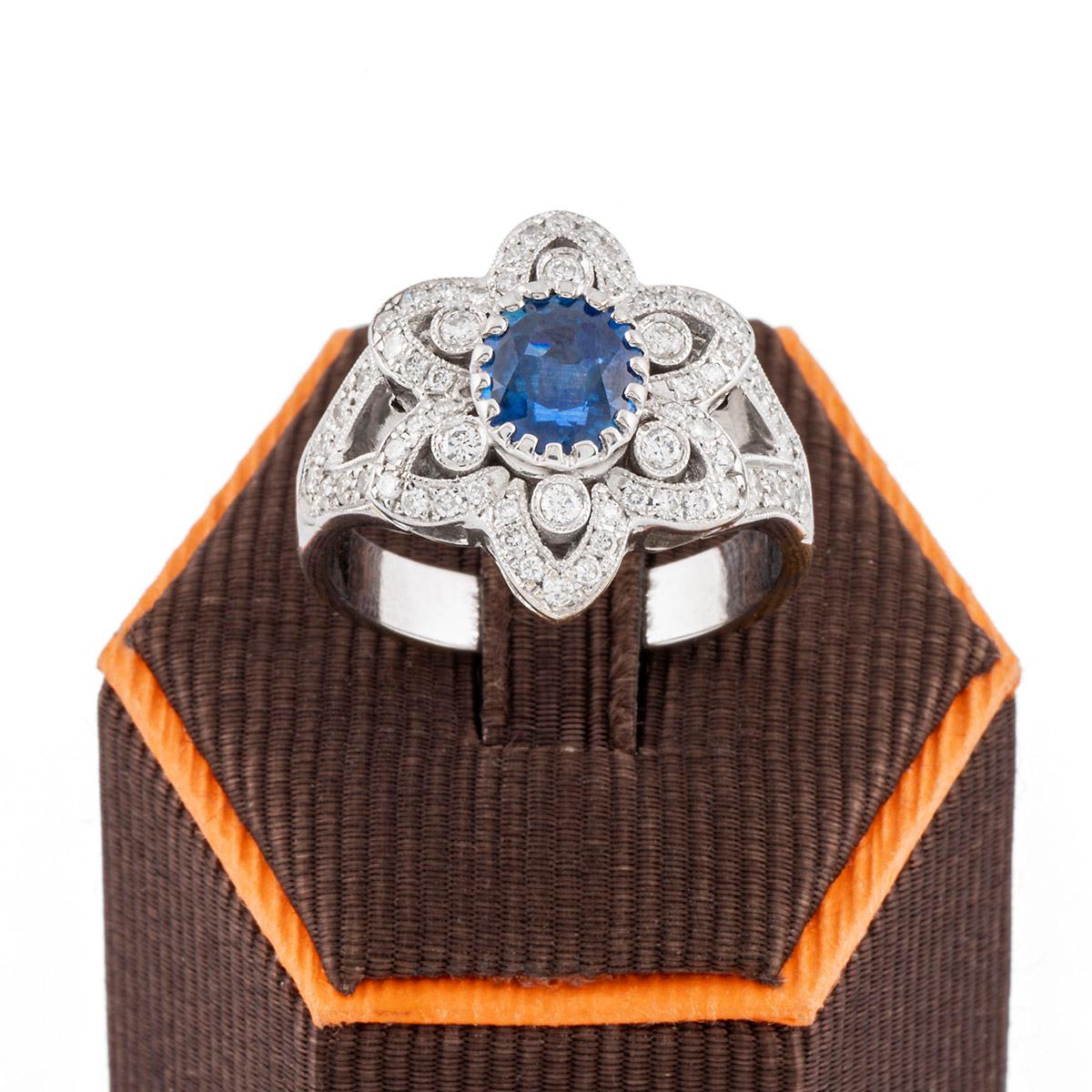 Women's Cocktail ring in white gold, blue sapphire and diamonds. For Sale