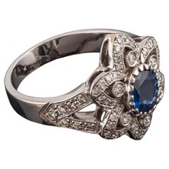 Cocktail ring in white gold, blue sapphire and diamonds.