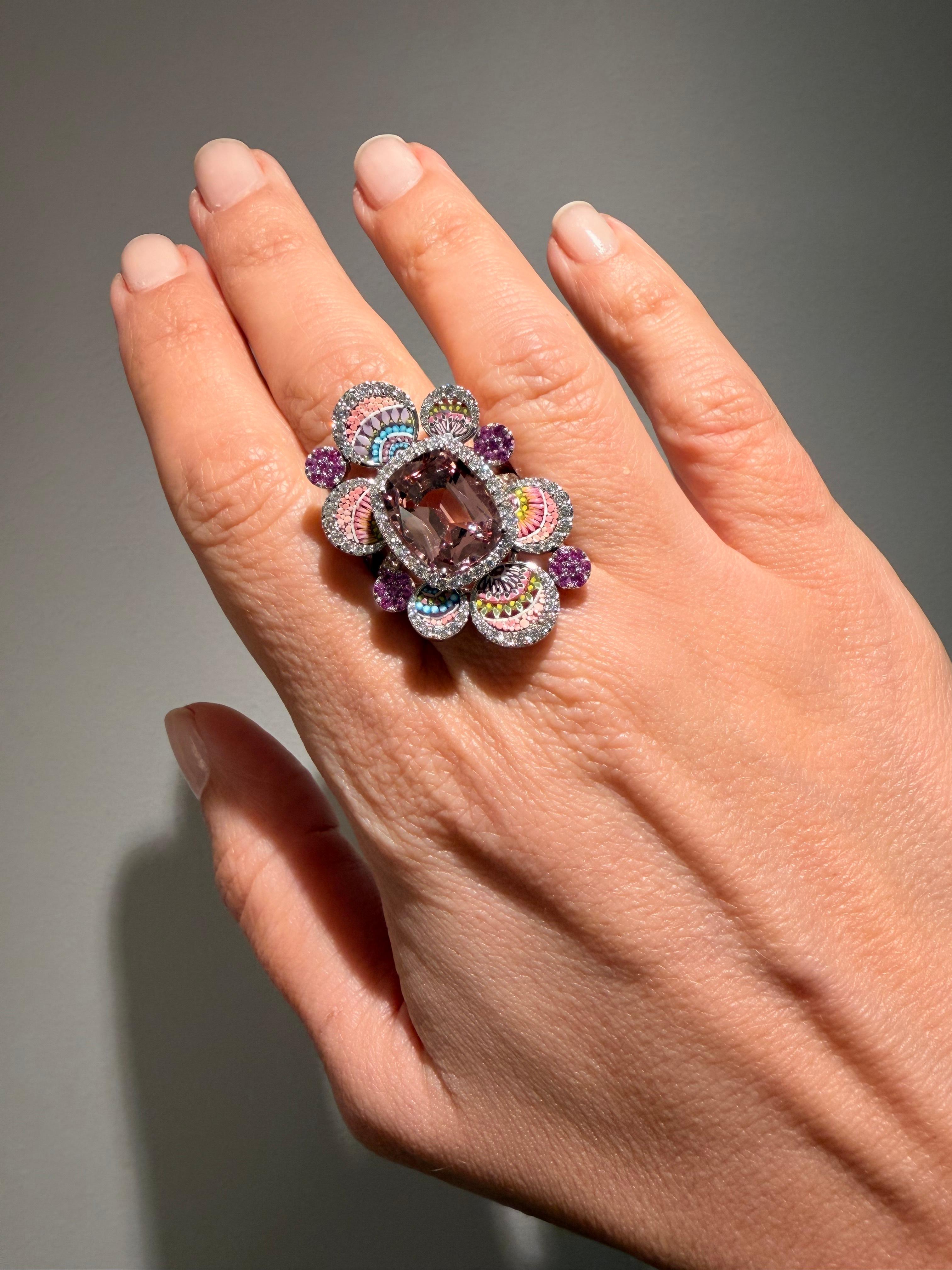 Moderno Anello cocktail in oro bianco con morganite, diamanti bianchi e micromosaico in vendita