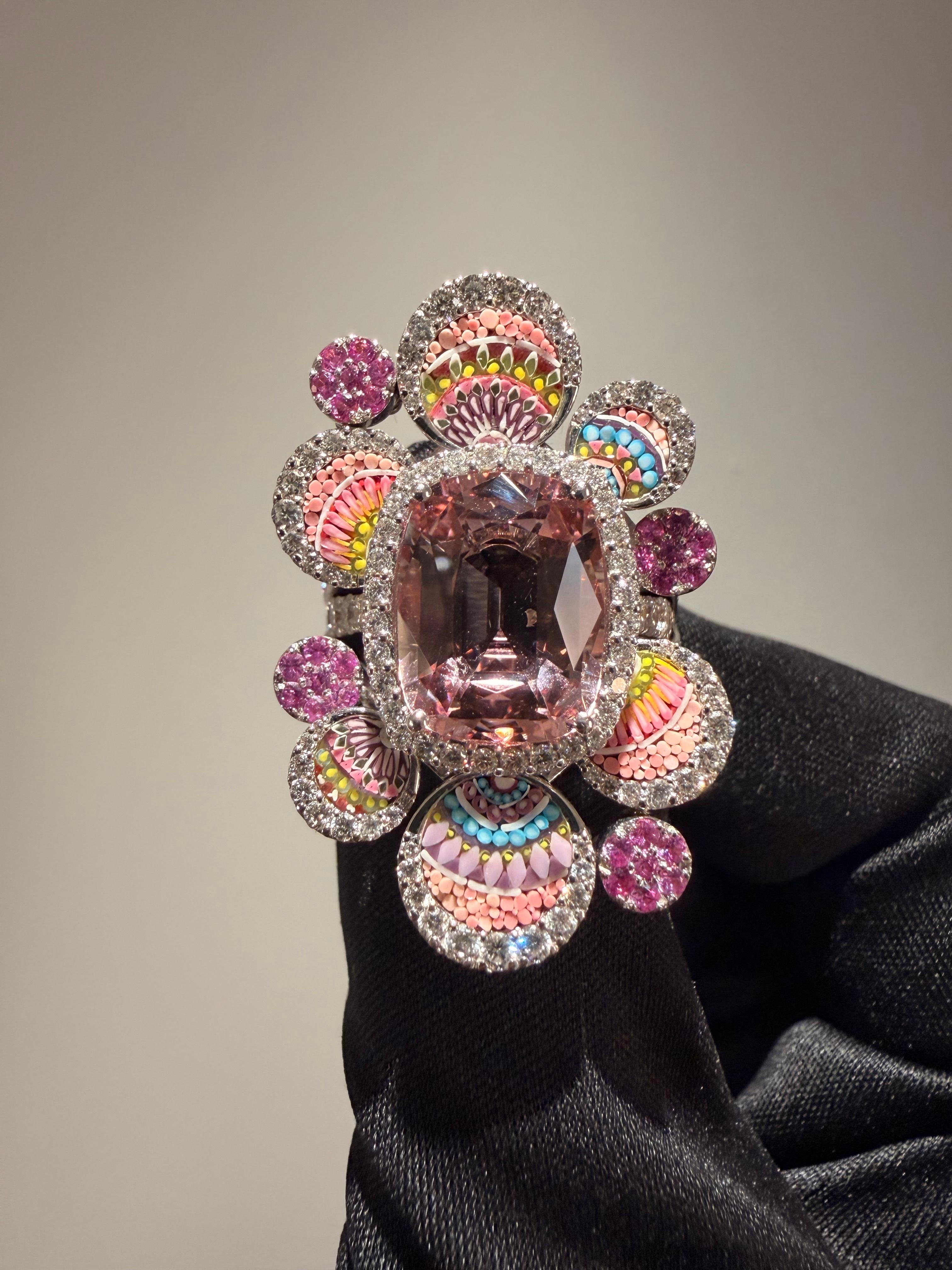 Anello cocktail in oro bianco con morganite, diamanti bianchi e micromosaico in vendita 1