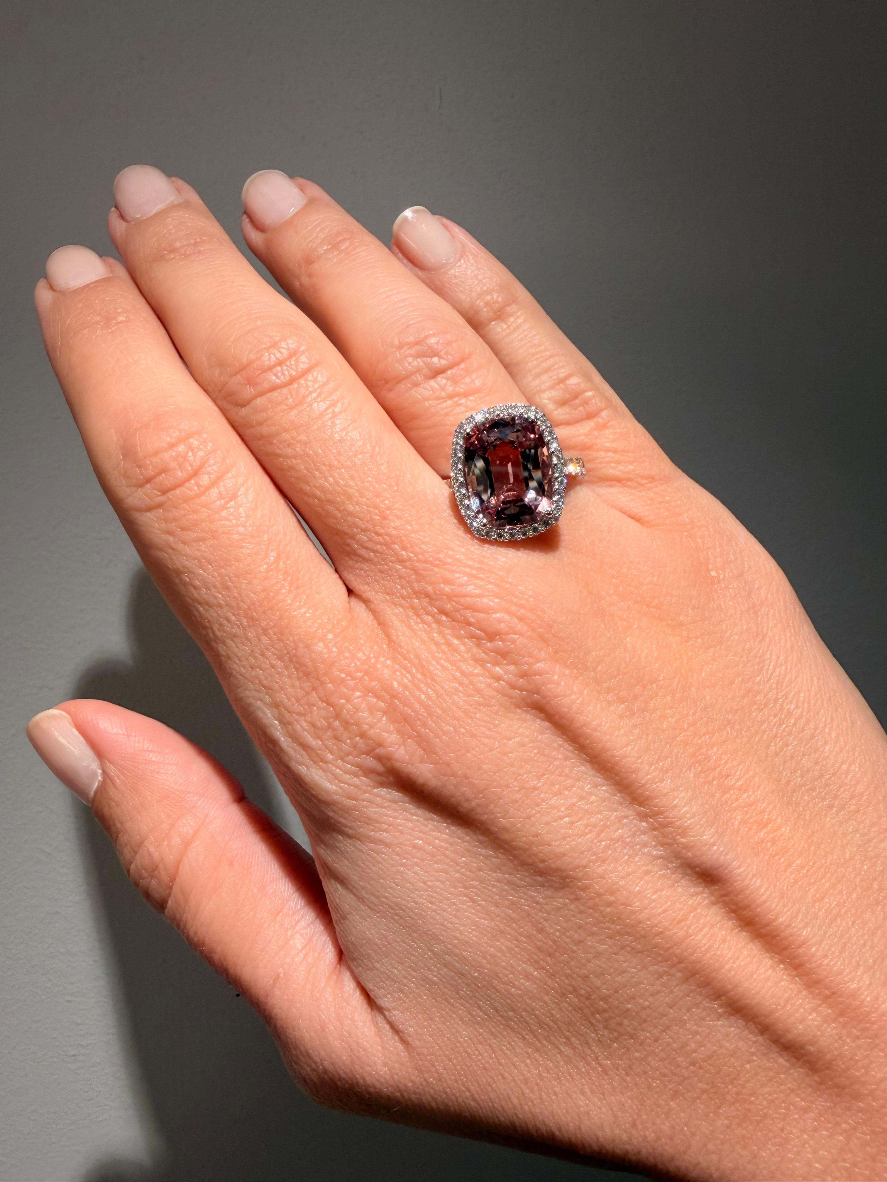 Anello cocktail in oro bianco con morganite, diamanti bianchi e micromosaico in vendita 2