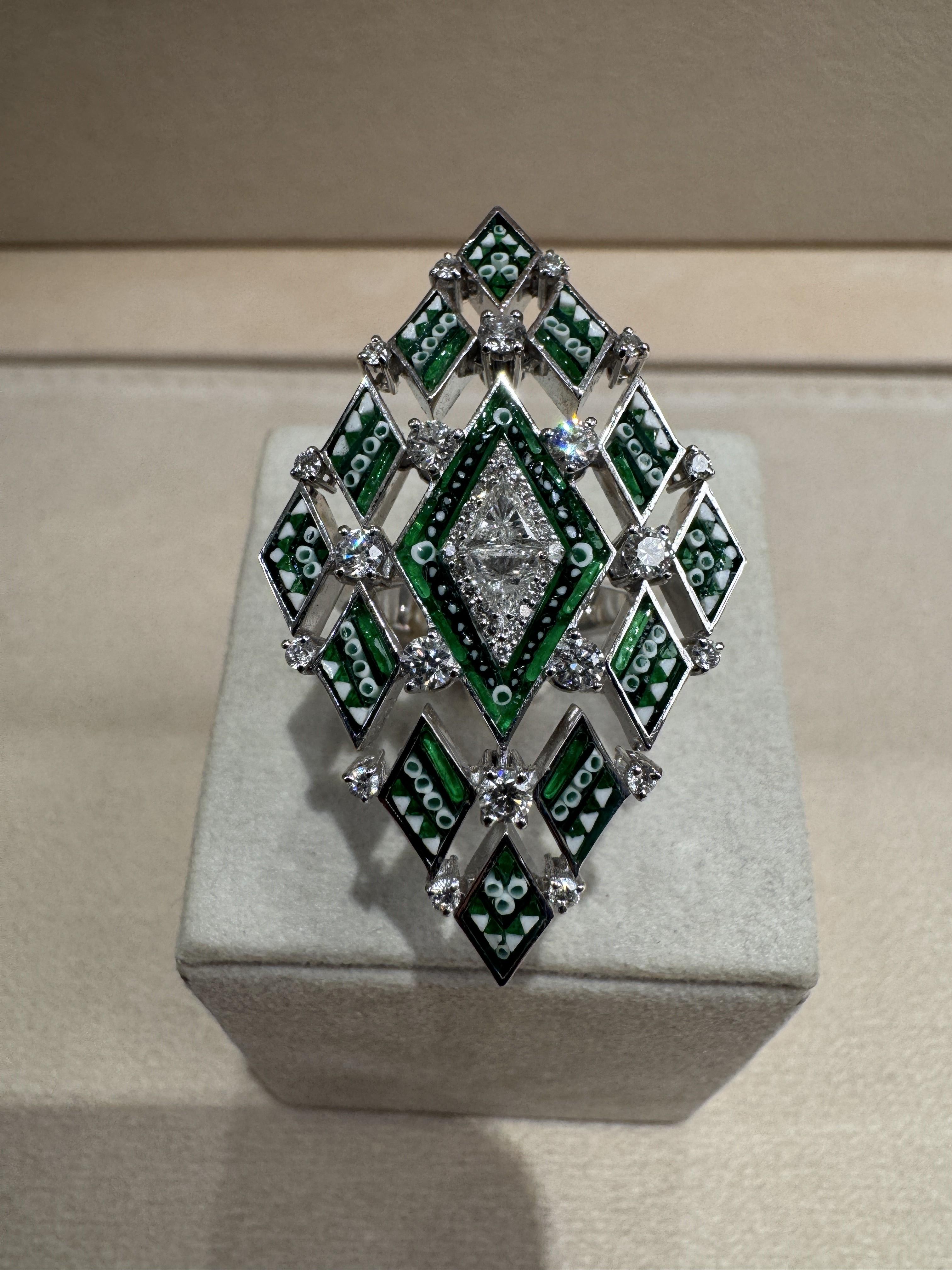 Contemporaneo Cocktail Ring in White Gold with White Diamonds, Emeralds and Micromosaic in vendita