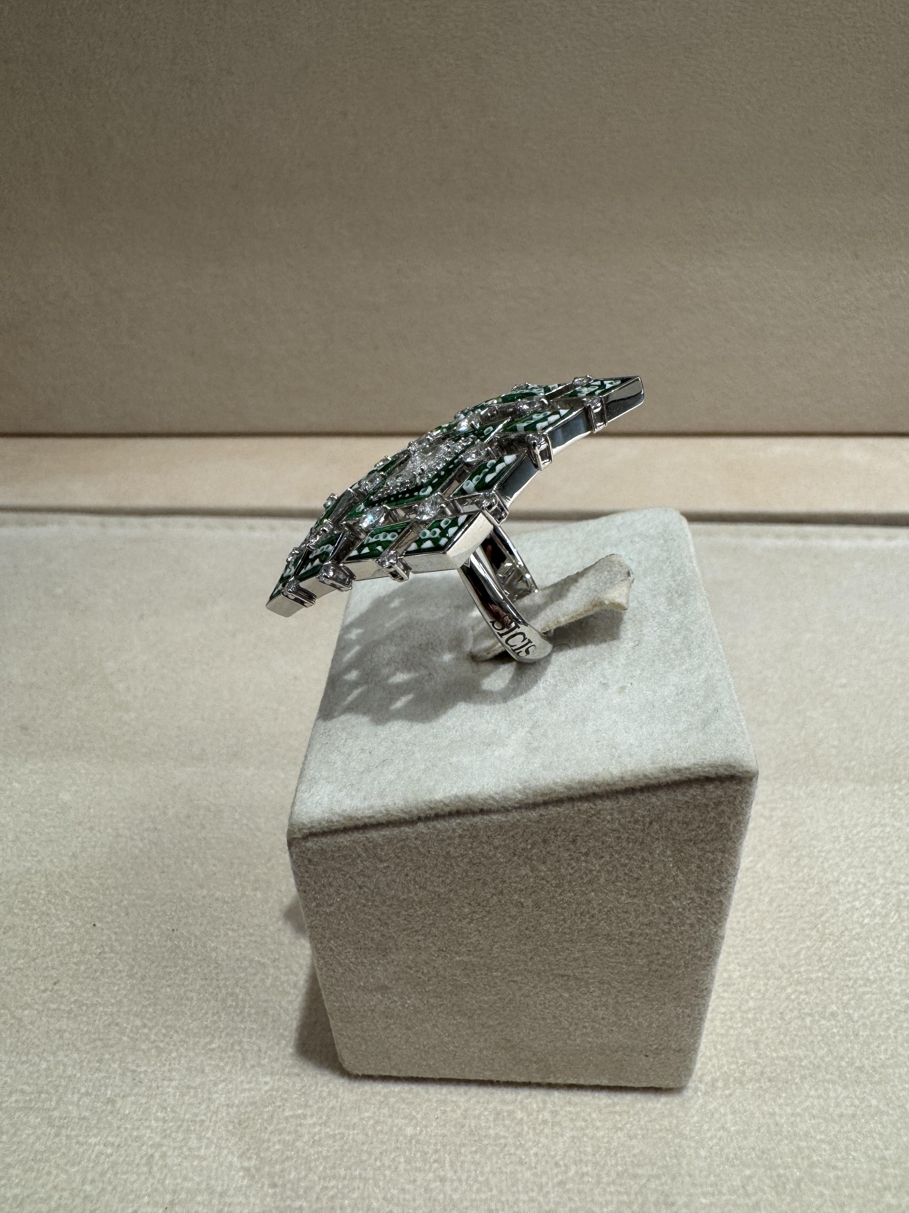 Taglio misto Cocktail Ring in White Gold with White Diamonds, Emeralds and Micromosaic in vendita