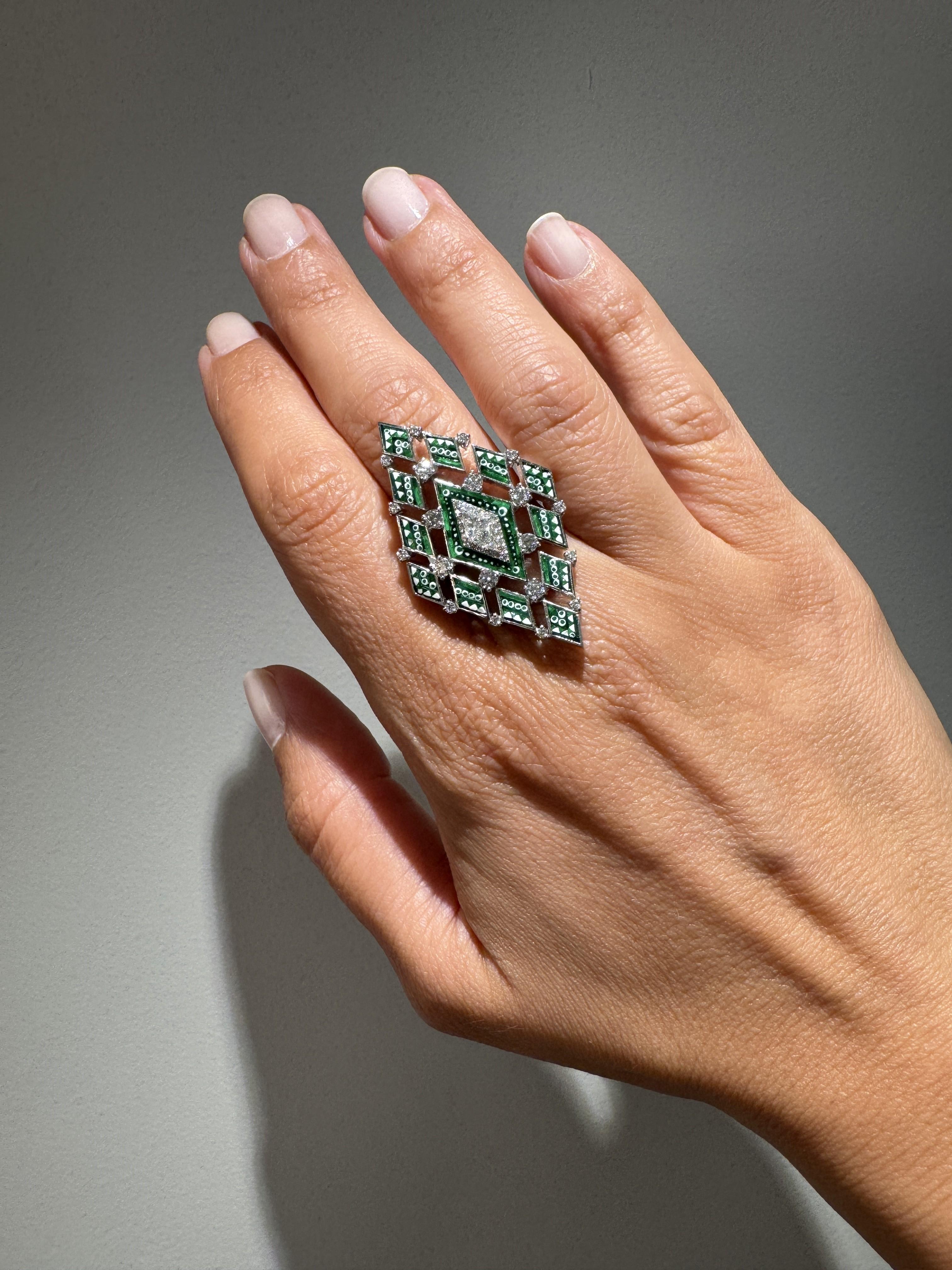 Cocktail Ring in White Gold with White Diamonds, Emeralds and Micromosaic In condizioni Nuovo in vendita a London, GB