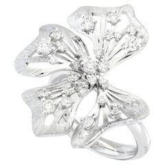Bague cocktail en or blanc avec diamants blancs