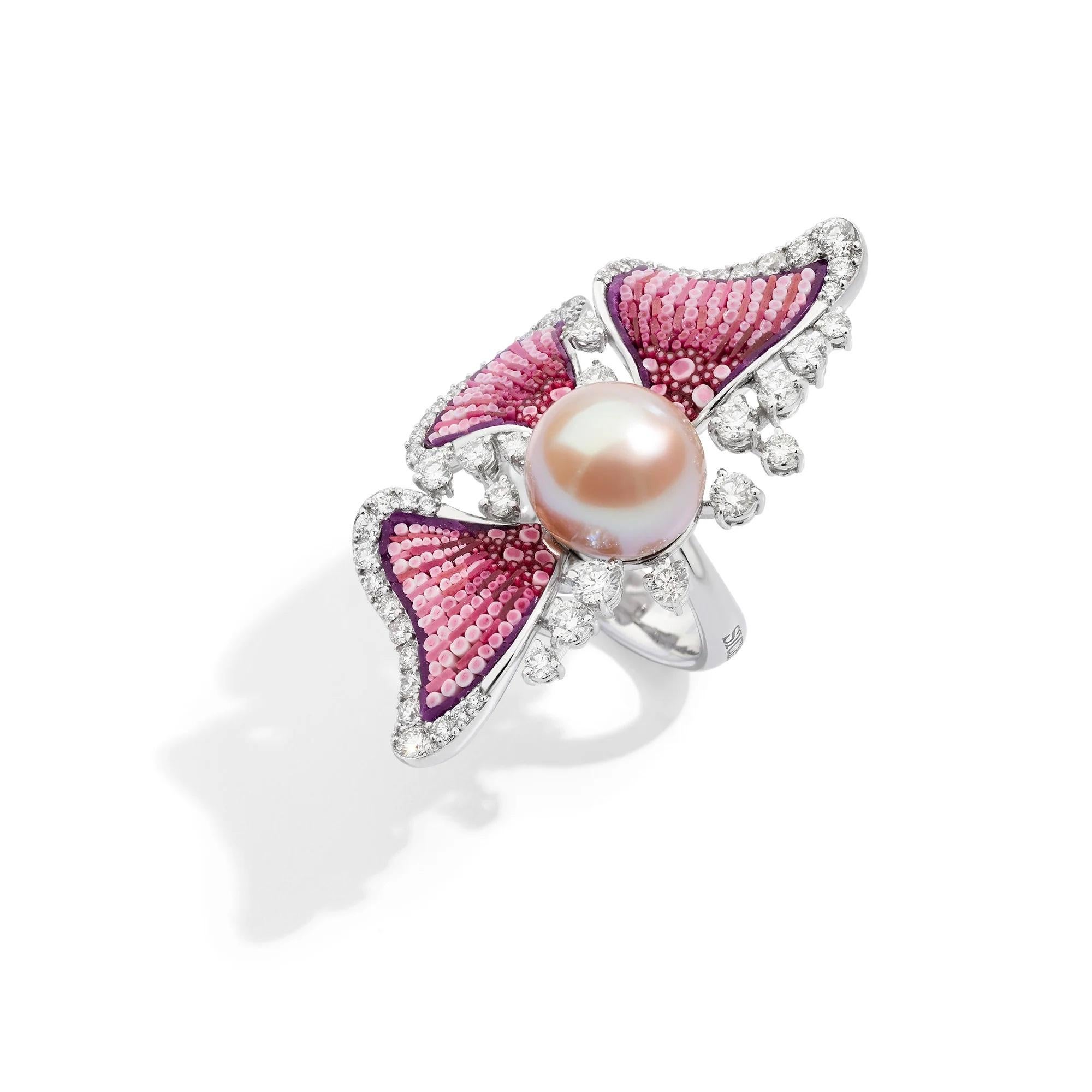 Inspired by the vivid beauty of the seabed, the 18-carat white gold Anemone Blush ring evokes the agility of sinuous fins in delicate colours. 
The micromosaic decoration in shades of pink enriches the composition, while brilliant-cut white diamonds