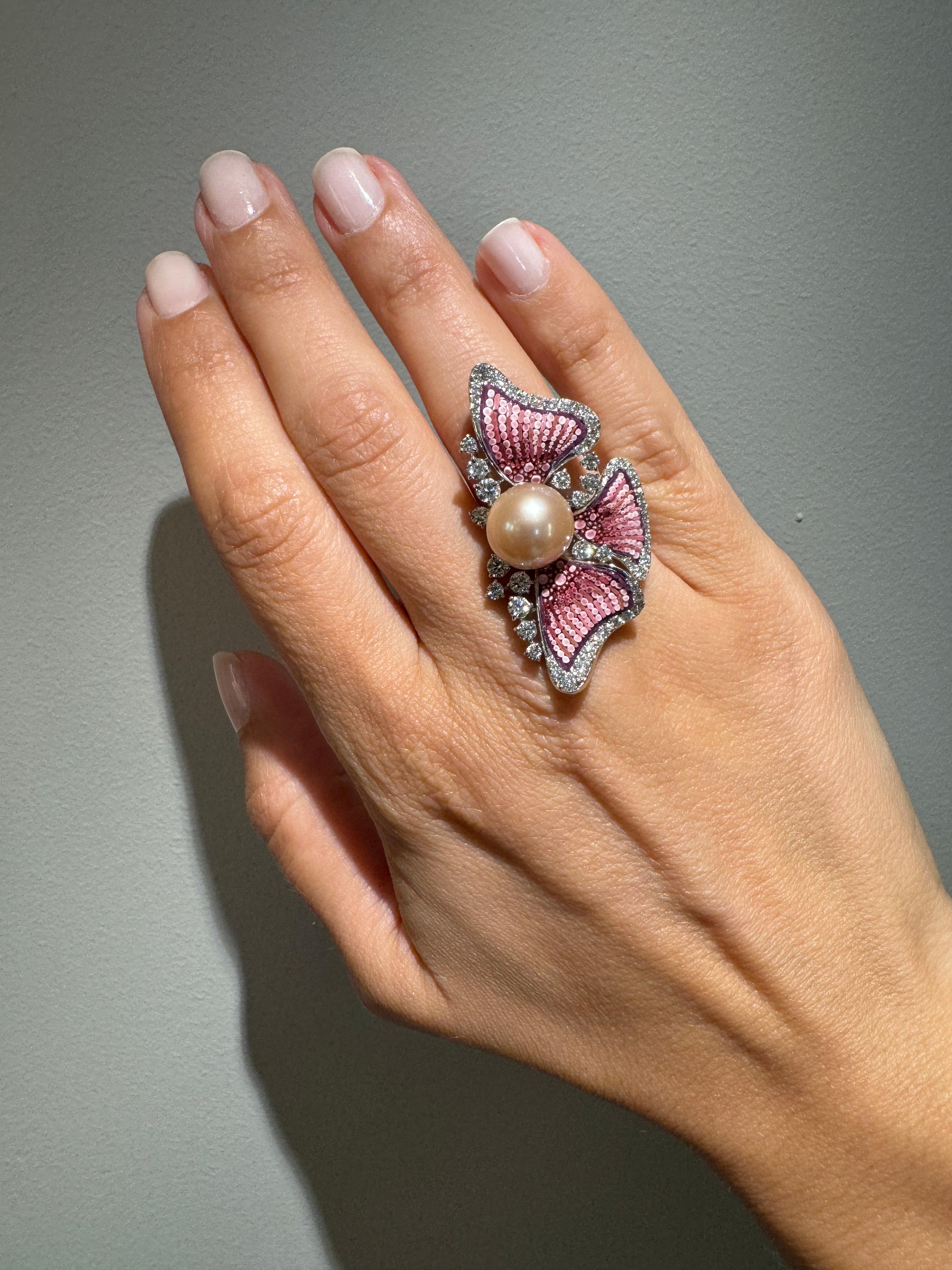 Cocktail Ring in White Gold with White Diamonds, Pearl and Micromosaic In New Condition For Sale In London, GB