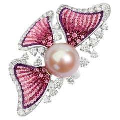 Anillo de Cóctel en Oro Blanco con Diamantes Blancos, Perla y Micromosaico