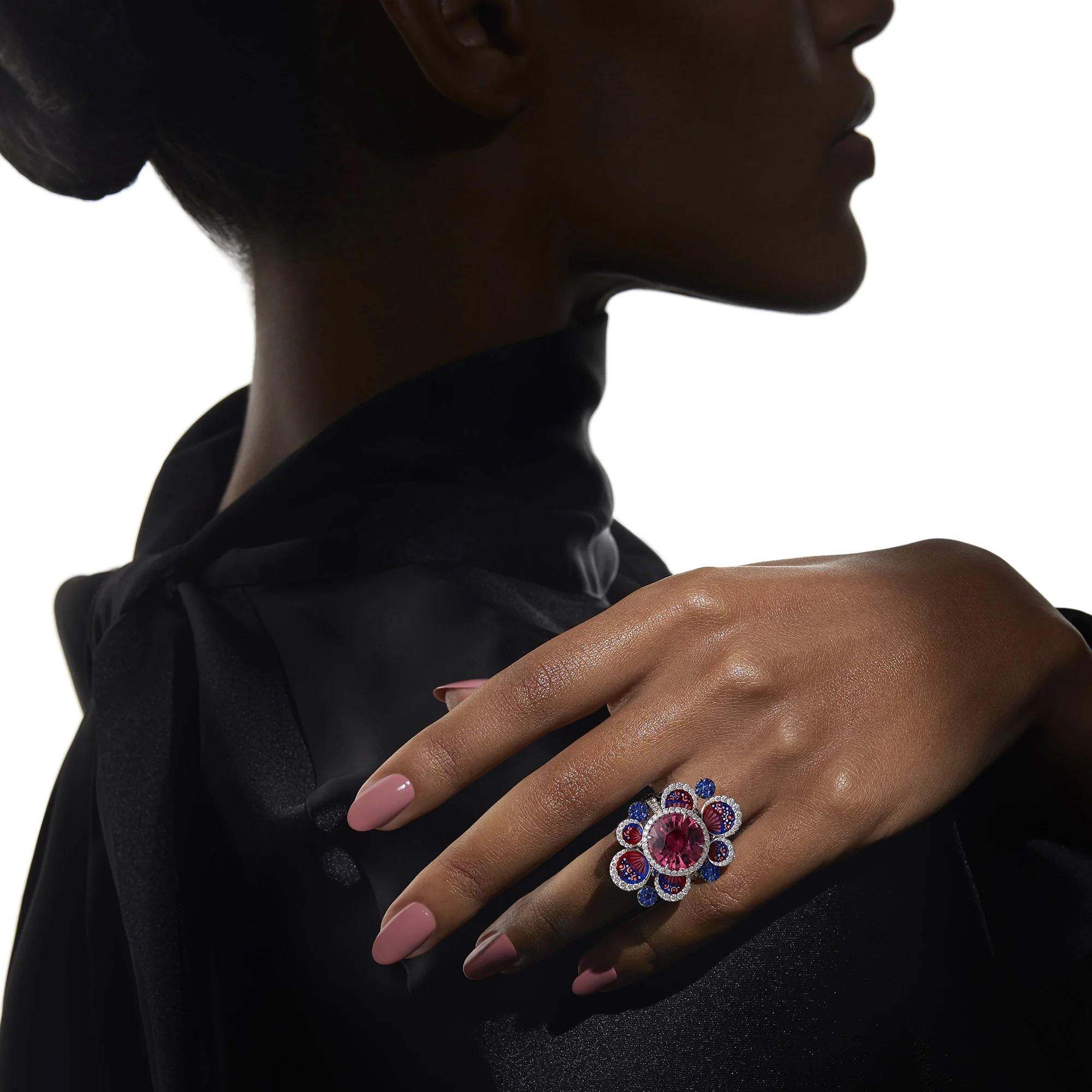 Cocktail RIng in White Gold with White Diamonds, Tourmaline and Micromosaic In New Condition For Sale In London, GB