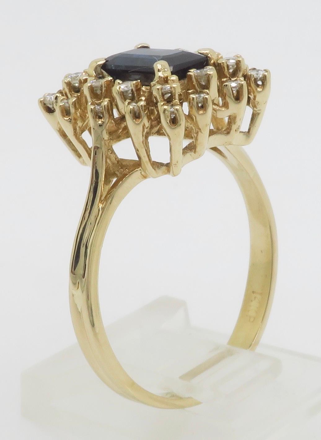 Bague de cocktail composée d'un saphir bleu central et de diamants en vente 5