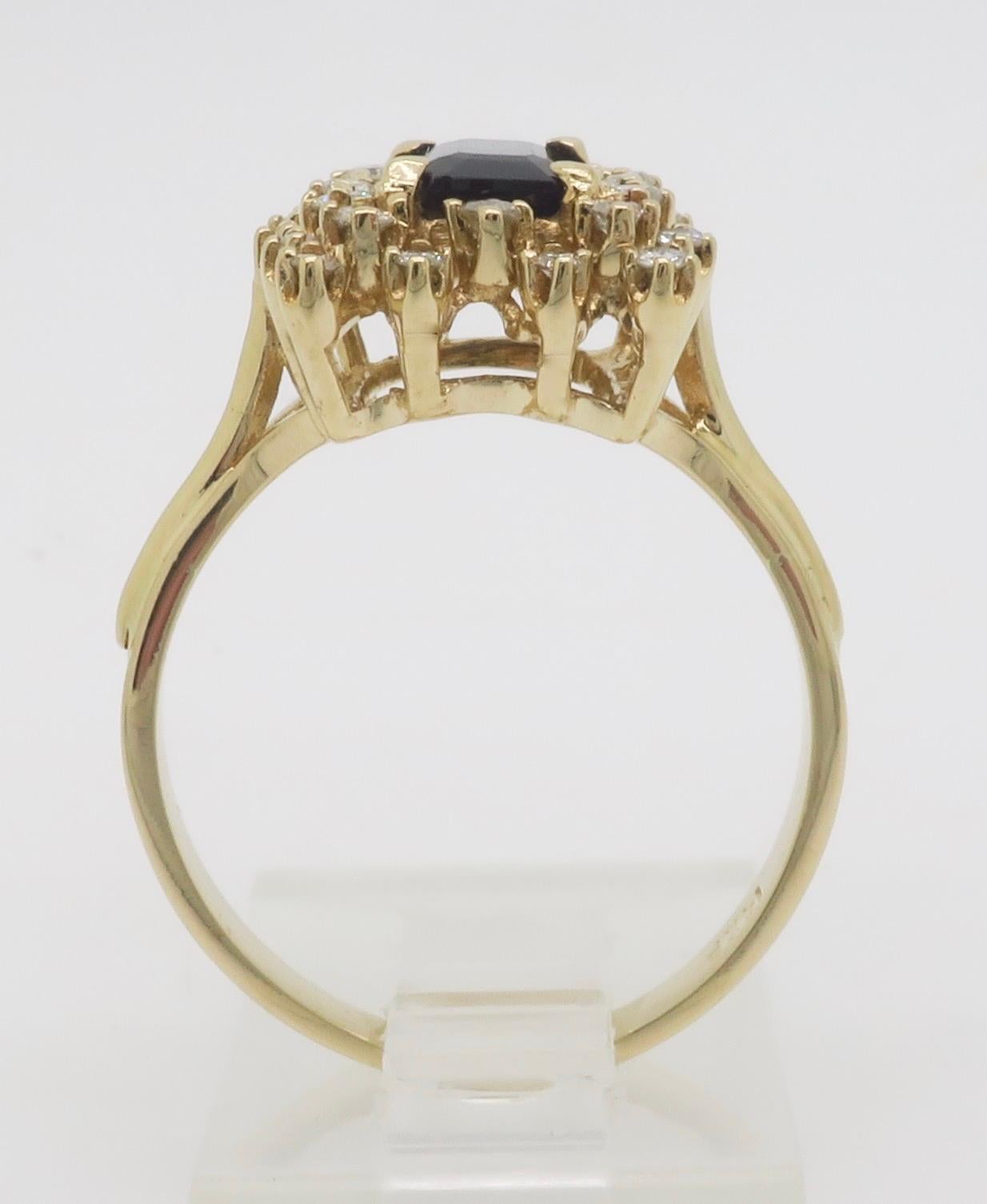 Bague de cocktail composée d'un saphir bleu central et de diamants en vente 6