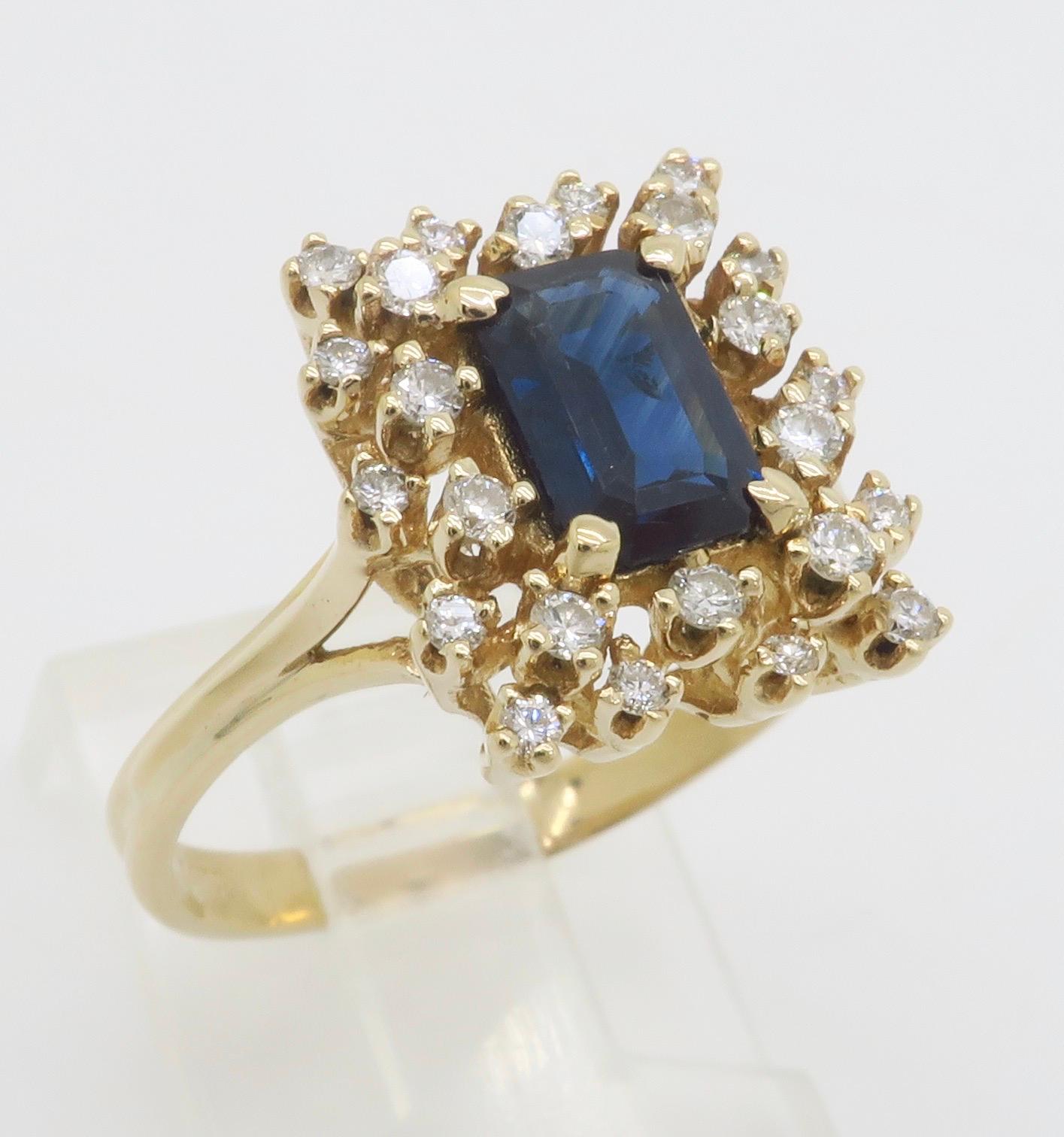 Bague de cocktail composée d'un saphir bleu central et de diamants en vente 7