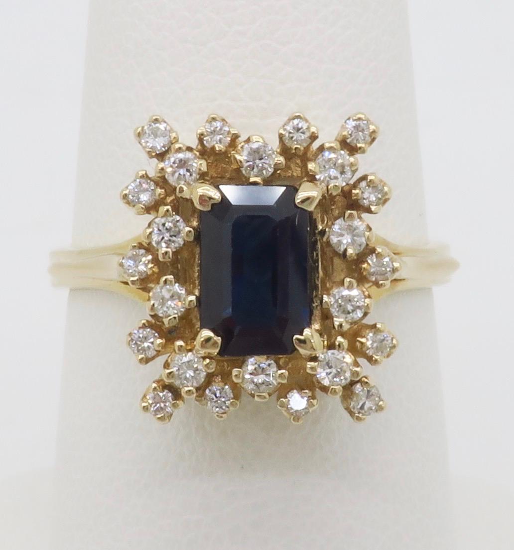 Taille émeraude Bague de cocktail composée d'un saphir bleu central et de diamants en vente