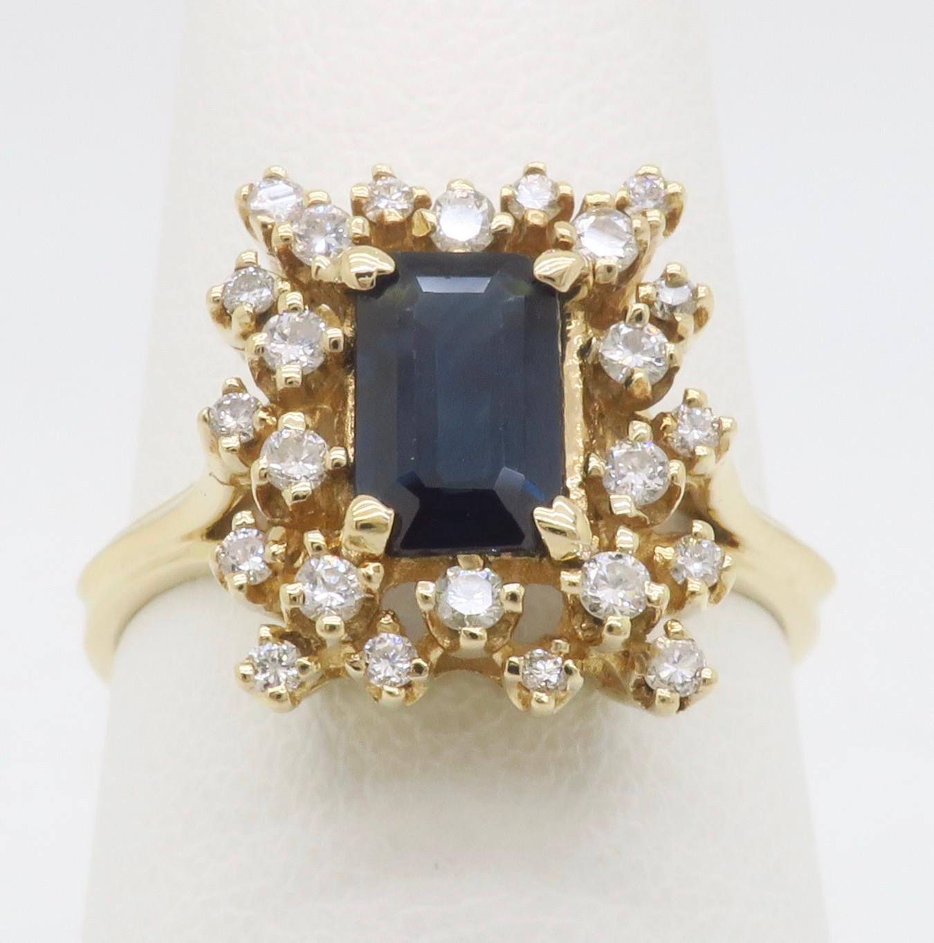 Bague de cocktail composée d'un saphir bleu central et de diamants Excellent état - En vente à Webster, NY