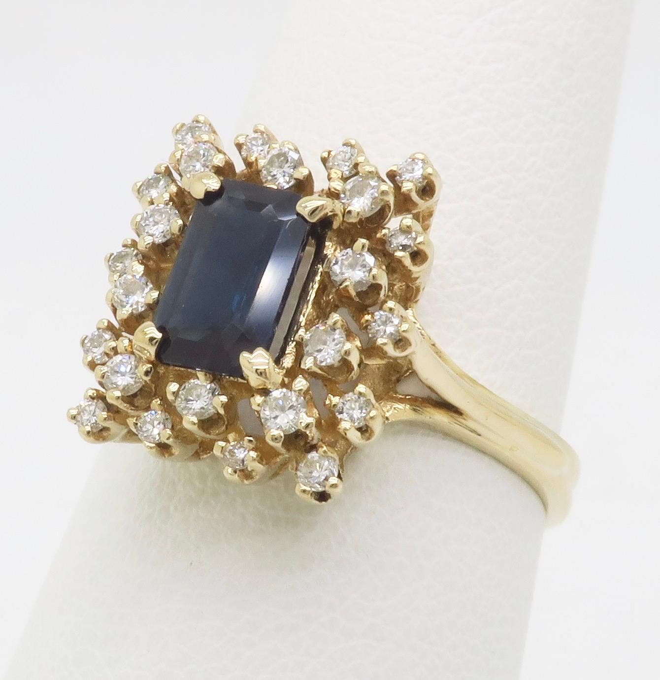 Bague de cocktail composée d'un saphir bleu central et de diamants Unisexe en vente