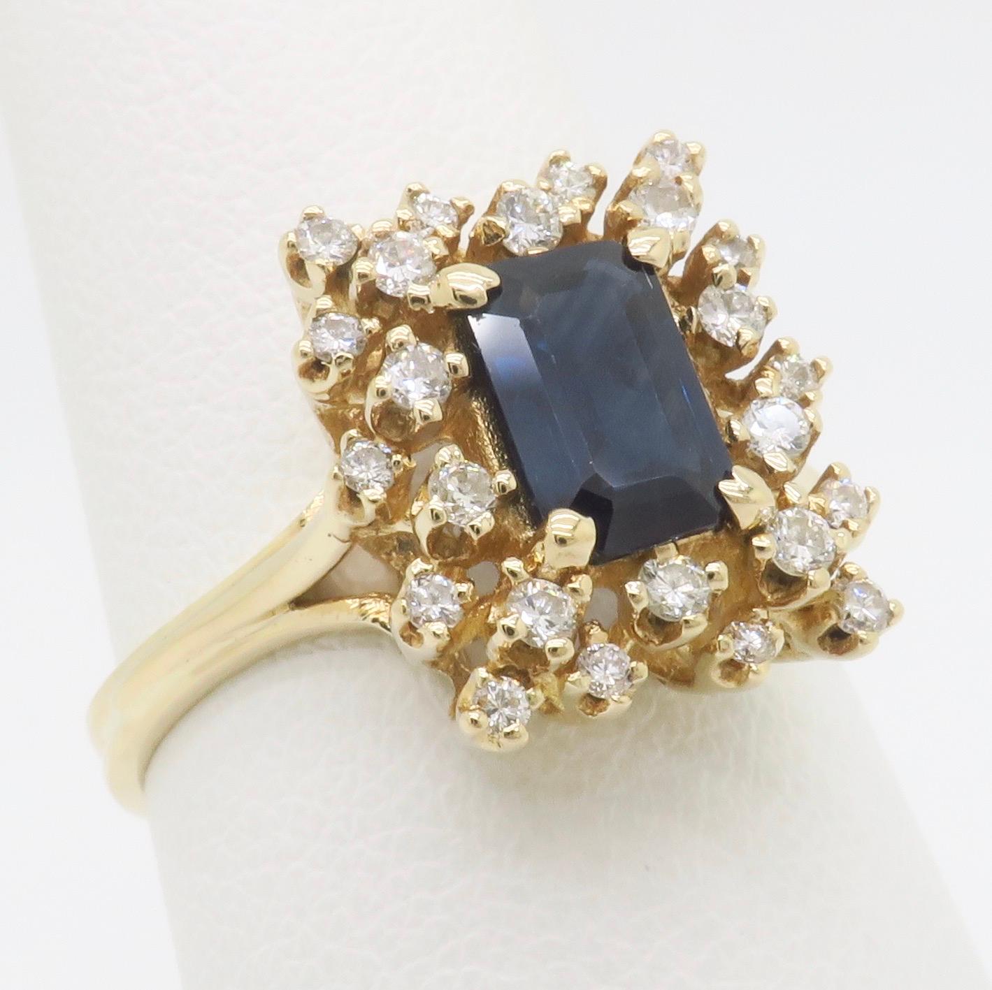 Bague de cocktail composée d'un saphir bleu central et de diamants en vente 1