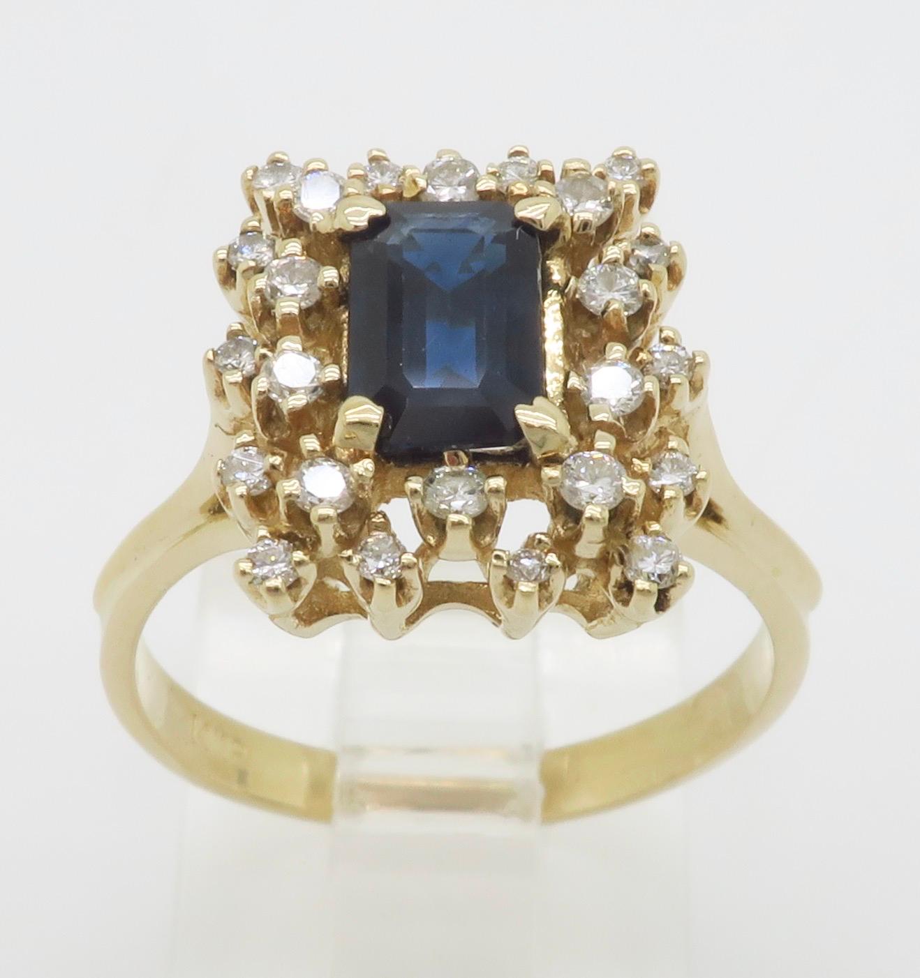 Bague de cocktail composée d'un saphir bleu central et de diamants en vente 2
