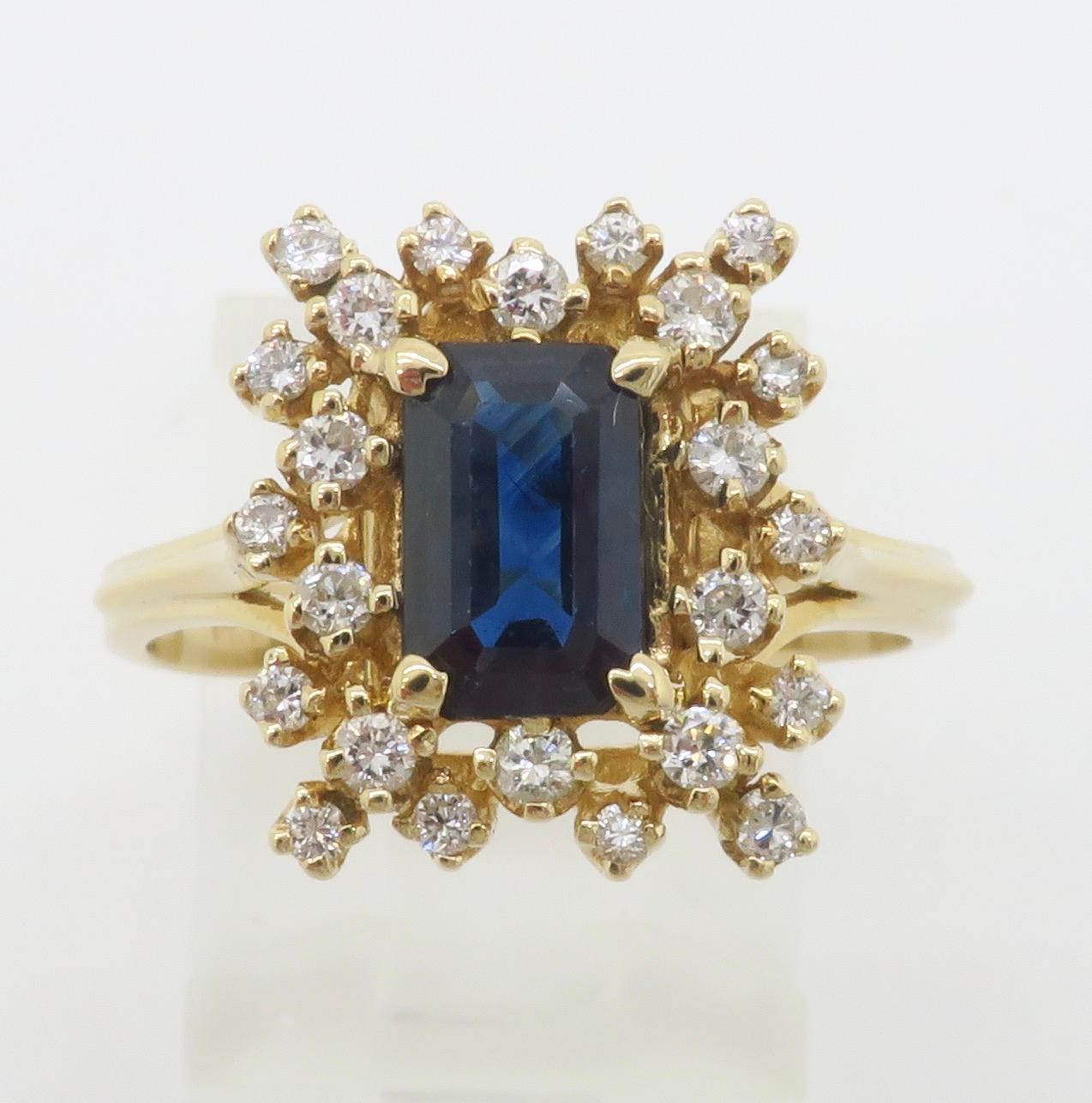 Bague de cocktail composée d'un saphir bleu central et de diamants en vente 3