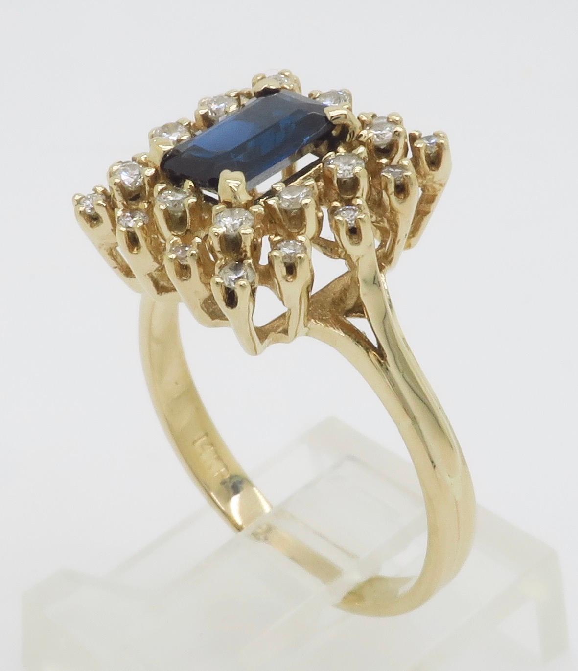 Bague de cocktail composée d'un saphir bleu central et de diamants en vente 4